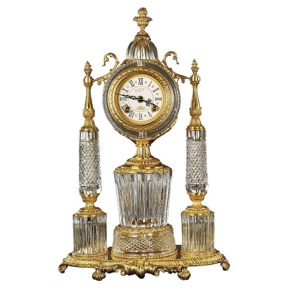 Horloge du 21e siècle en cristal clair et bronze doré sculptée à la main 