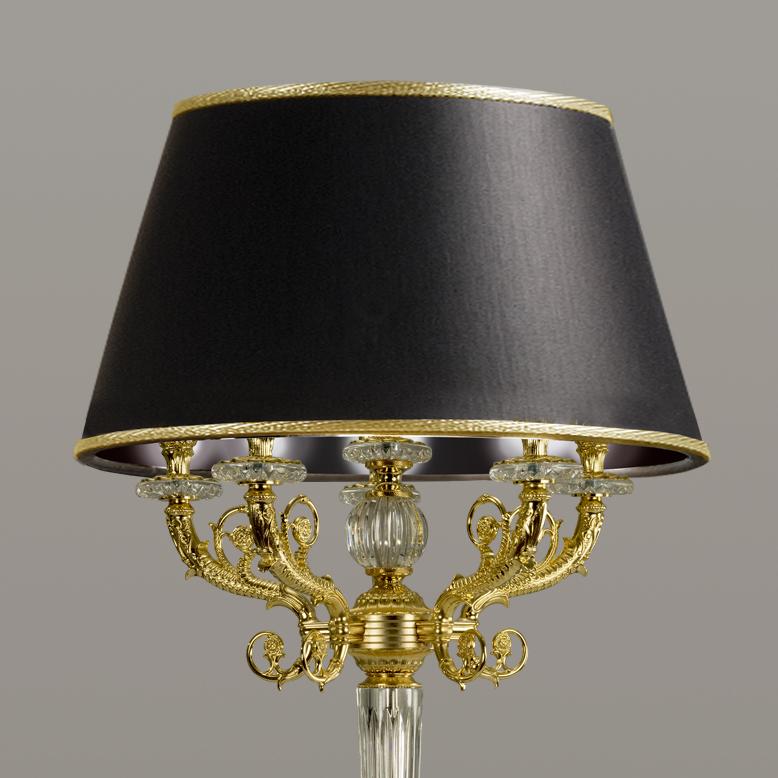 Lampe de table du 21e siècle en cristal clair et bronze doré, sculptée à la main. Cette lampe de table est composée de moulages à la cire perdue finement ciselés et de verre broyé à la main. Cette lampe est dotée de 5 volants. Sur demande du client,
