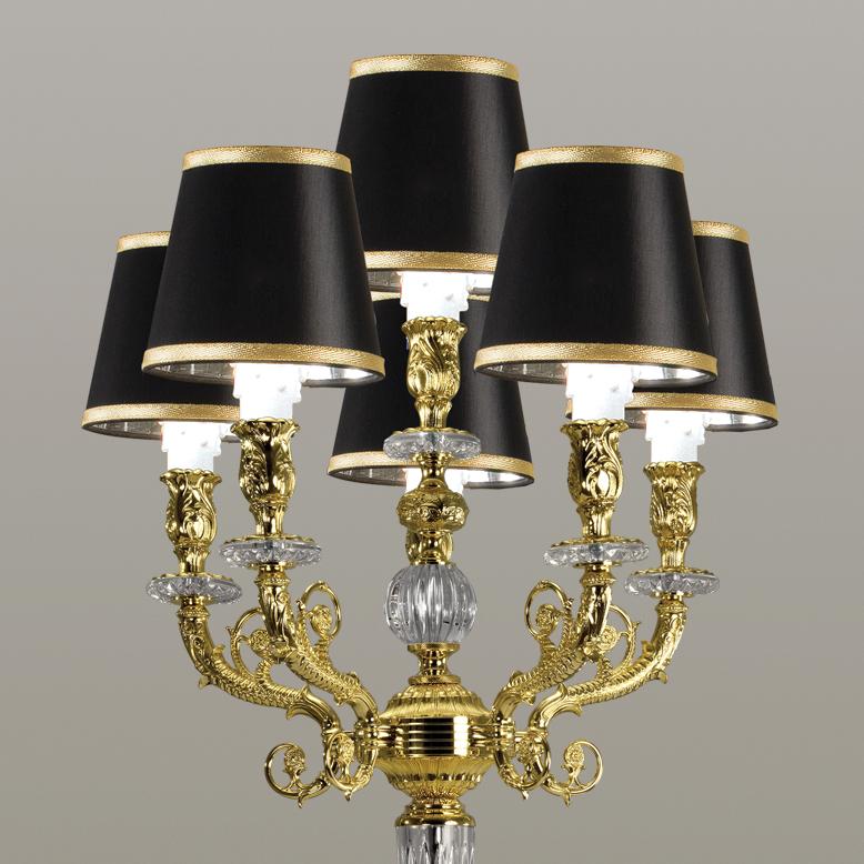 Lampada da tavolo in cristallo trasparente e bronzo dorato intagliata a mano del XXI secolo. Questa lampada da tavolo è realizzata con fusioni a cera persa finemente cesellate e vetro molato a mano. Questa lampada ha 6 luci. Su richiesta il cliente