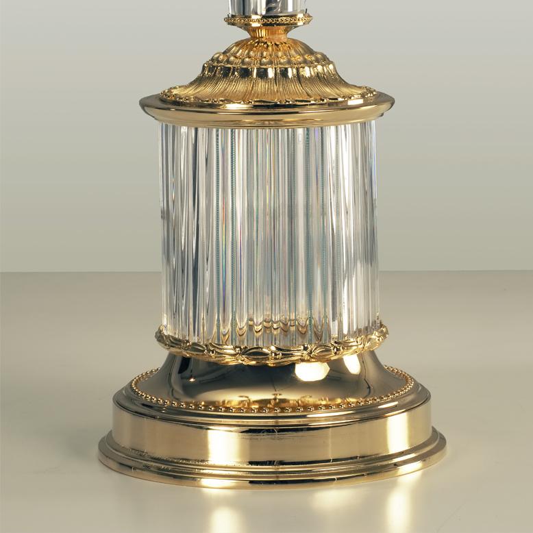 Luigi XVI Lampada da tavolo in cristallo trasparente e bronzo dorato intagliato a mano del 21° secolo in vendita