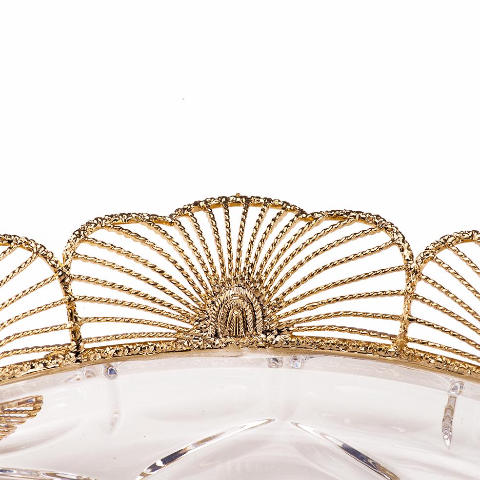 Plateau en cristal clair sculpté à la main du 21e siècle avec cadre en dentelle de bronze argenté à la cire perdue.
Ce plateau est une édition limitée, nous n'avons qu'une seule pièce. Il est sculpté à la main et le cadre est en bronze doré à la