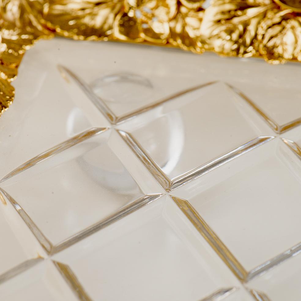 Handgeschnitztes Tablett aus klarem Kristall und goldener Bronze im klassischen Stil des 21. Jahrhunderts (Italienisch) im Angebot