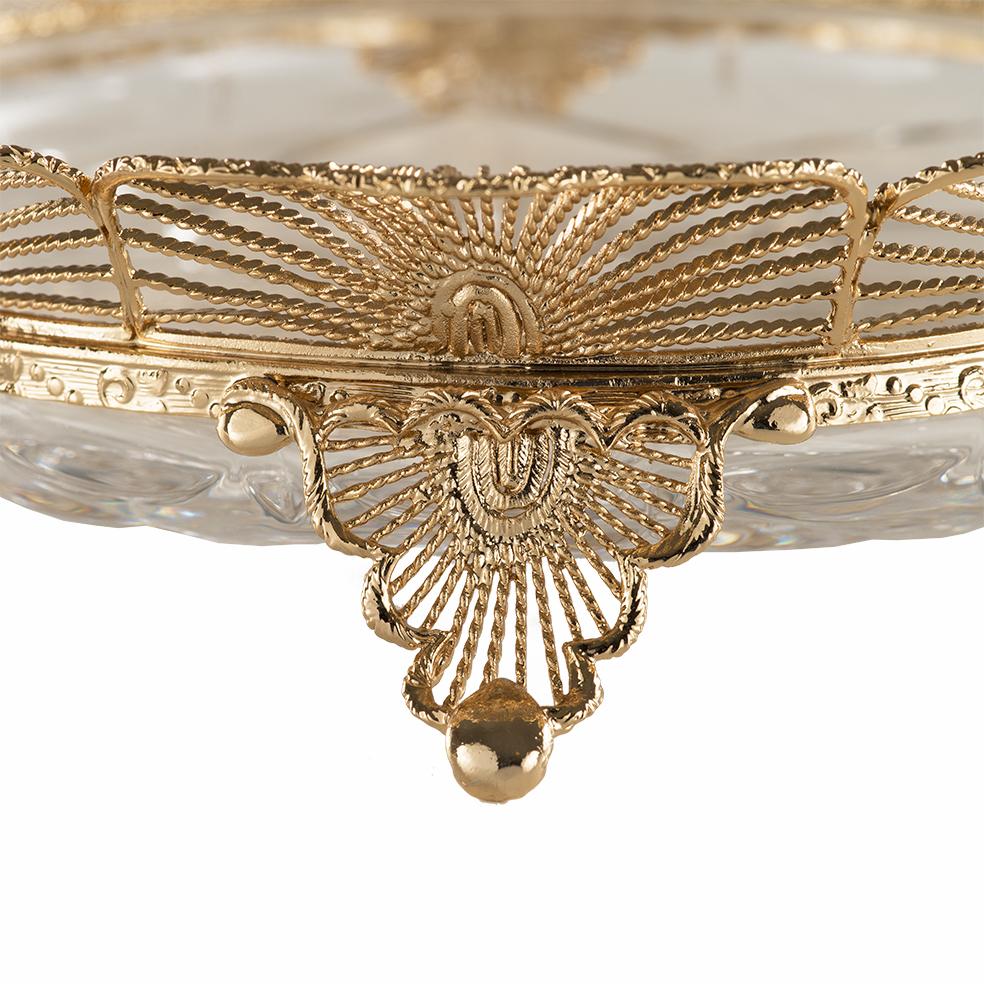 italien Plateau en cristal transparent et bronze doré sculpté à la main du 21e siècle de style classique en vente