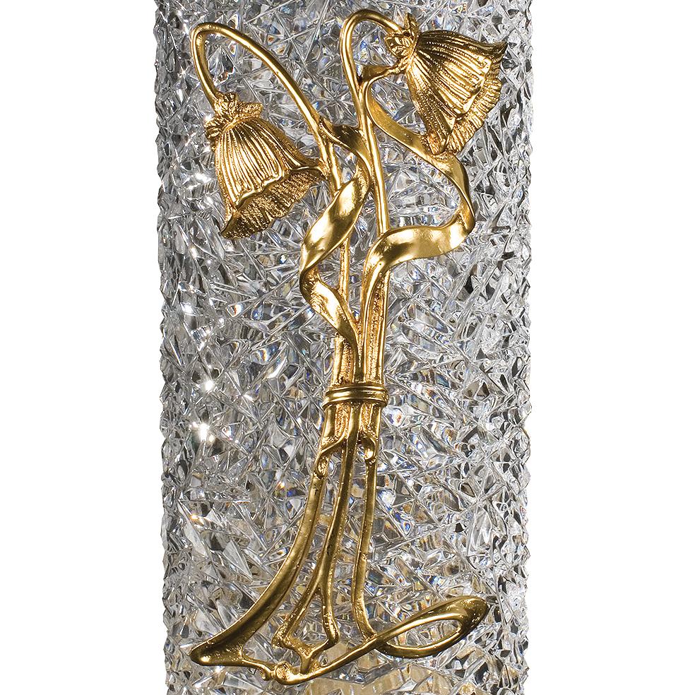 Handgeschnitzte Vase aus klarem Kristall und goldener Bronze des 21. Jahrhunderts. Diese Vase besteht aus fein ziseliertem Wachsausschmelzverfahren und handgeschliffenem Kristall. Auf Anfrage kann der Kunde die Farbe des Kristalls ändern: rosa,
