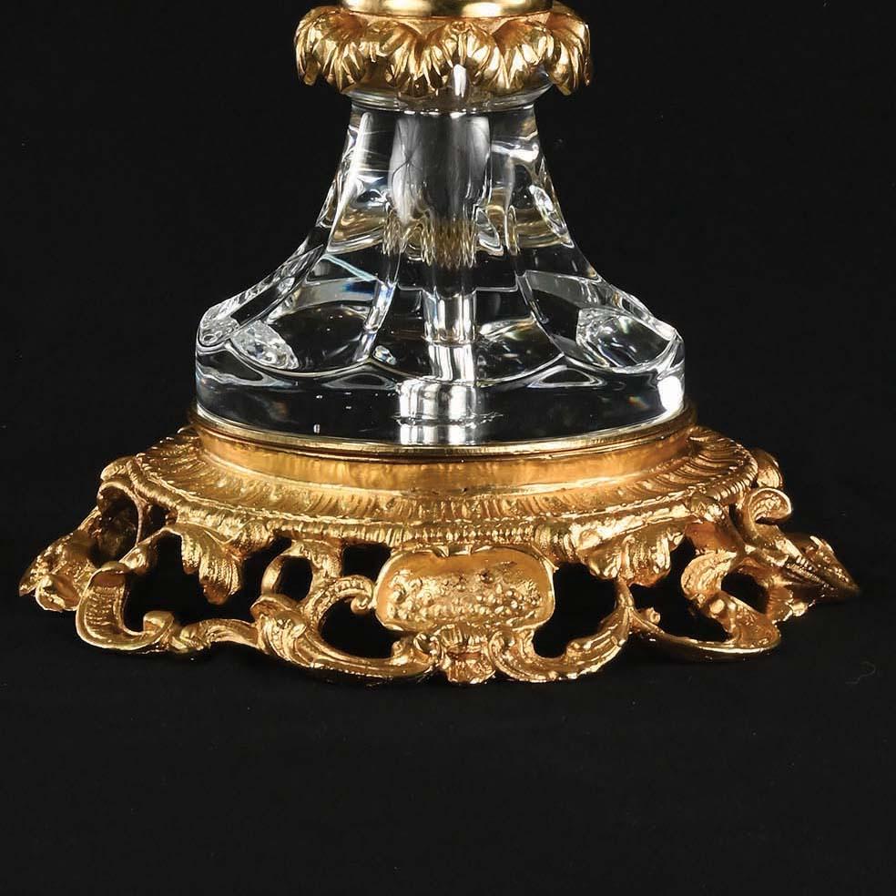 Vase aus klarem Kristall und goldener Bronze des 21. Jahrhunderts, handgeschnitzt (Louis XVI.) im Angebot