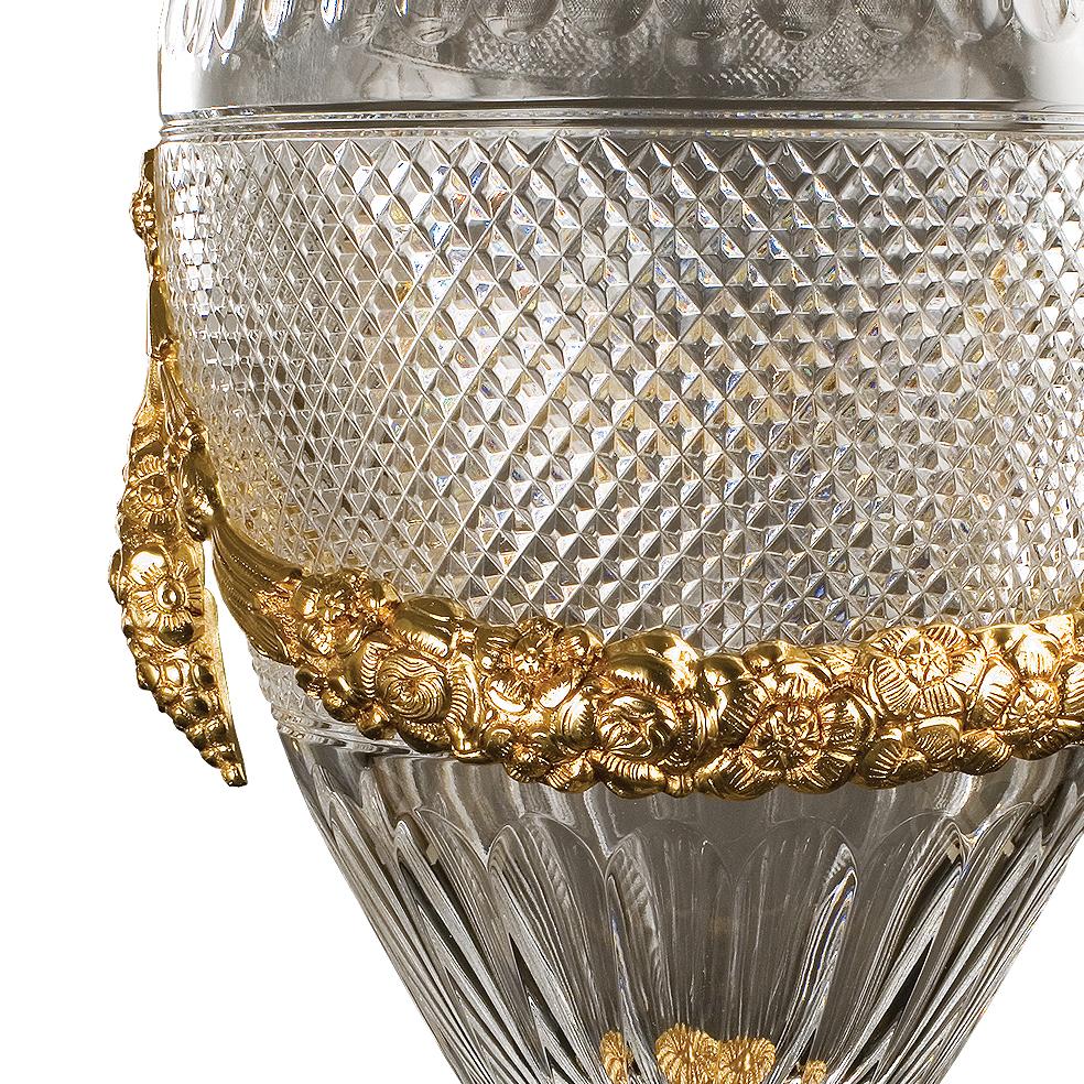 Siglo XXI, Jarrón de cristal transparente y bronce dorado tallado a mano Luis XVI en venta