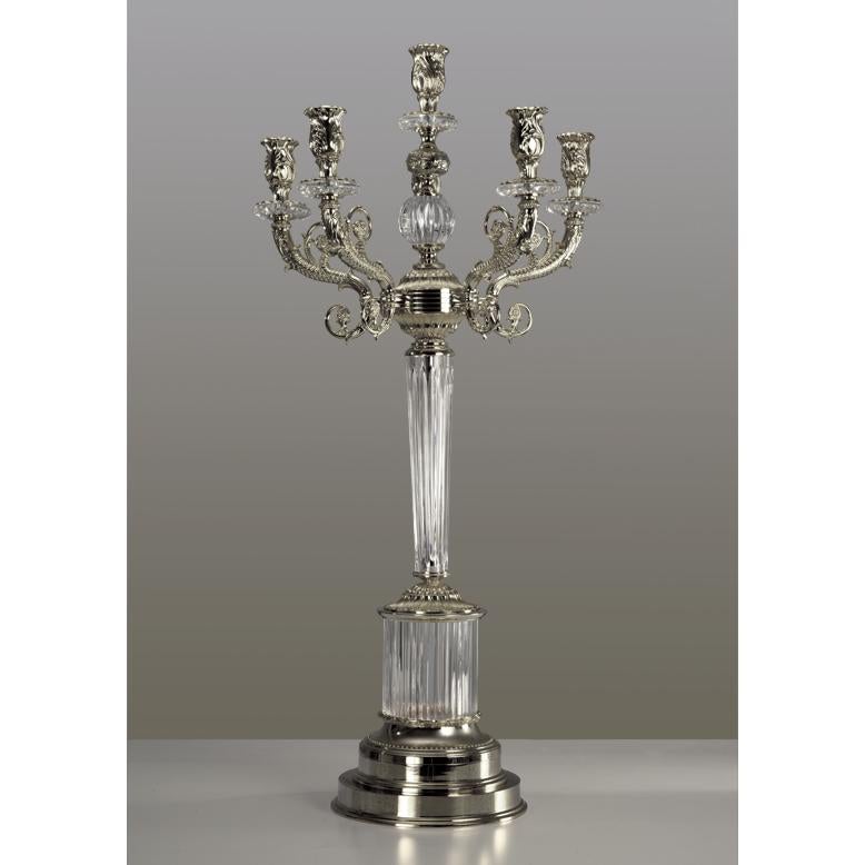 Candelabro de cristal transparente y bronce plateado tallado a mano del siglo XXI. Este candelabro es de fundición a la cera perdida finamente cincelada y vidrio tallado a mano. Este Candelabro tiene 6 llamas. A petición del cliente podemos