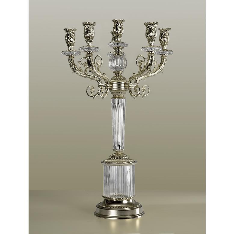 Candelabro de cristal transparente y bronce plateado tallado a mano del siglo XXI. Este candelabro es de fundición a la cera perdida finamente cincelada y vidrio tallado a mano. Este Candelabro tiene 6 llamas. A petición del cliente podemos