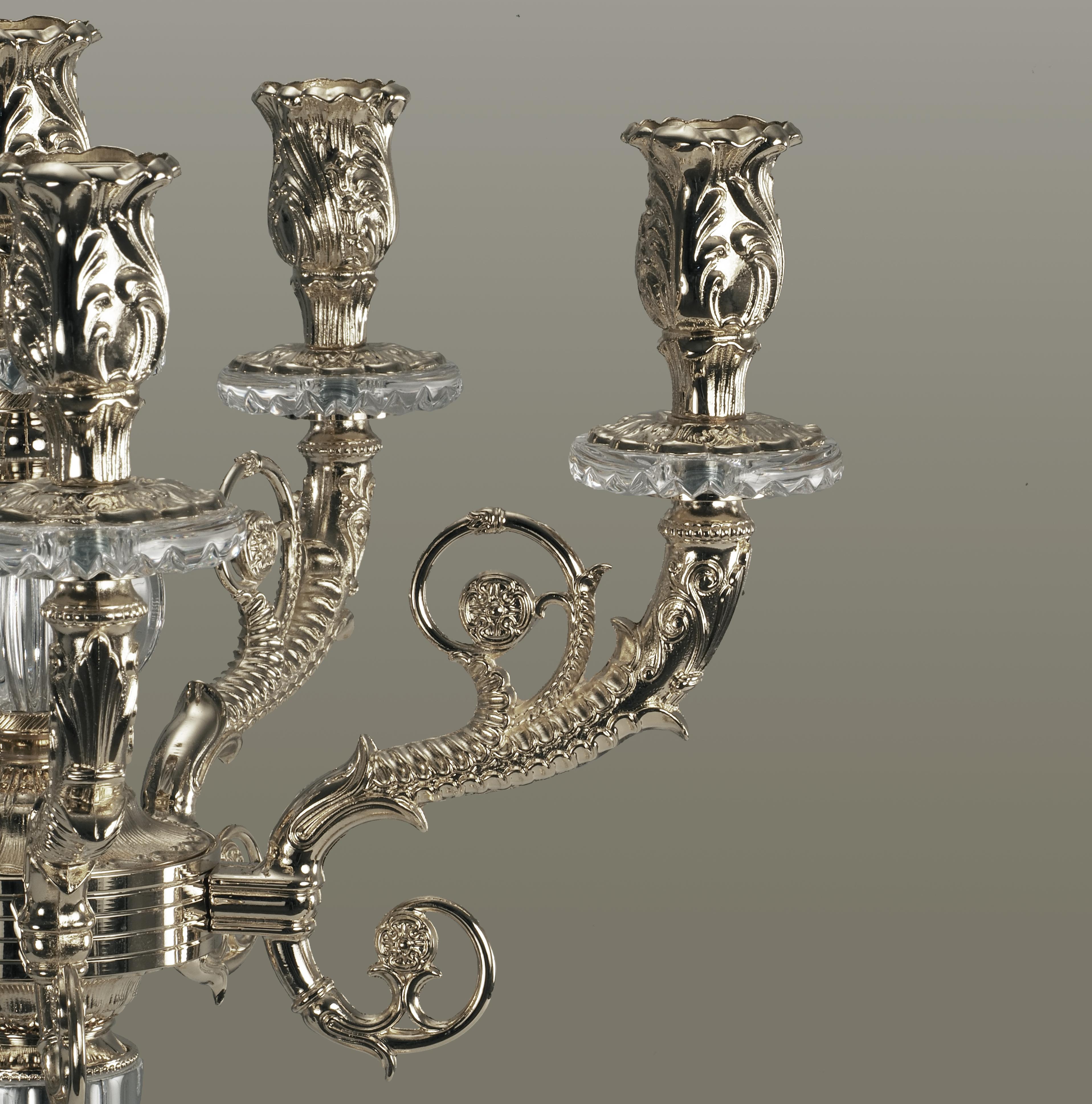 Siglo XXI, Candelabro de cristal transparente tallado a mano y bronce plateado Italiano en venta
