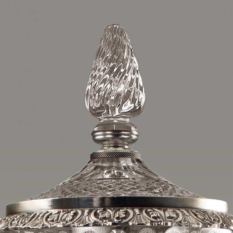 21ème siècle, sculpté à la main, clair  potiche en cristal et bronze argenté. Ce potiche est finement ciselé en fonte à la cire perdue et en verre pilé à la main. Sur demande du client, nous pouvons modifier la couleur du rose, du transparent, de