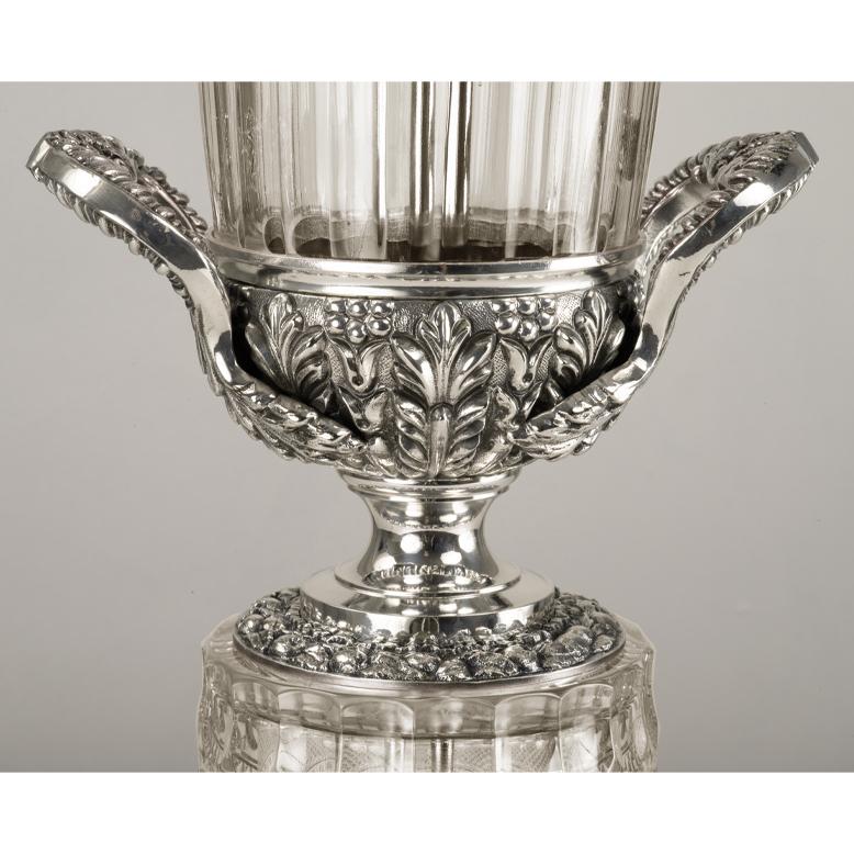 Louis XVI 21e siècle, vase en cristal clair et bronze argenté sculpté à la main en vente