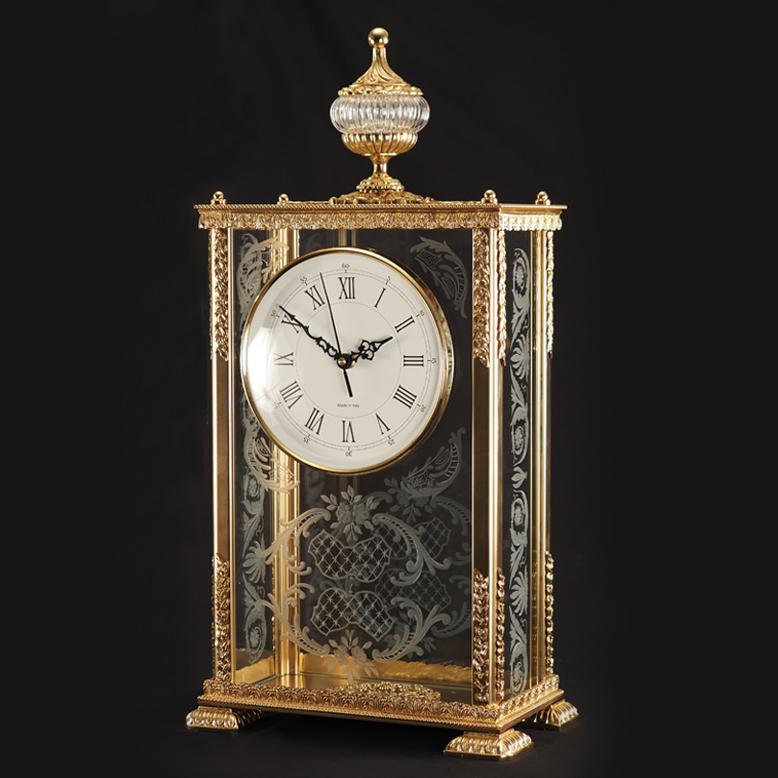 21st century Hand carved clear glass and golden bronze clock. This clock is in hand-carved glass  and the metal part are in  golden bronze .  On request to customer can modificate the color of glass: pink, amber amethist etc and we can change also