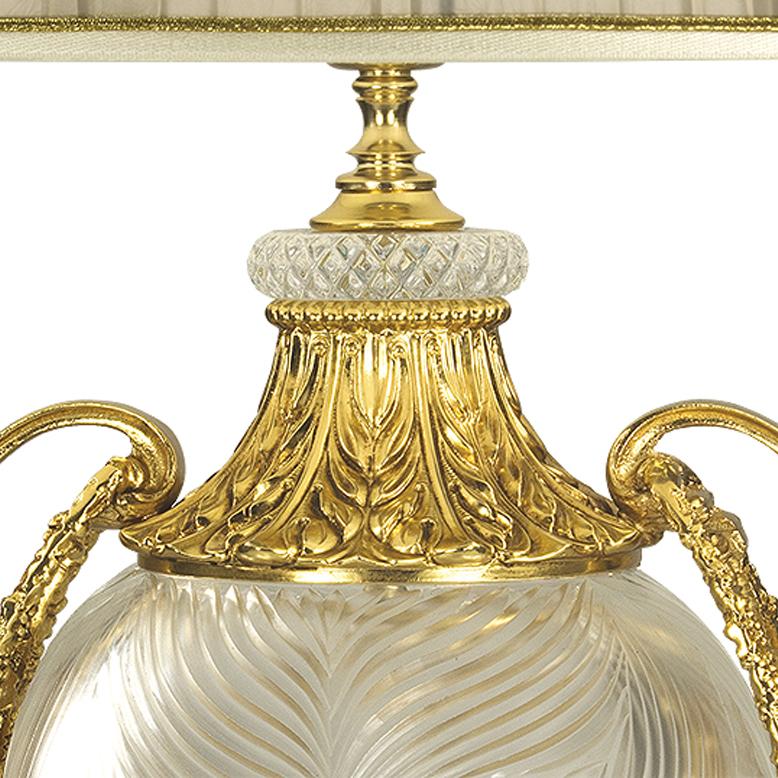 Lampe de table en cristal clair taillé à la main et bronze en or patiné. Chaque objet est fabriqué à la main et le soin apporté à chaque détail rend chaque objet unique en son genre.
Le style de cette lampe de table est une réinterprétation moderne