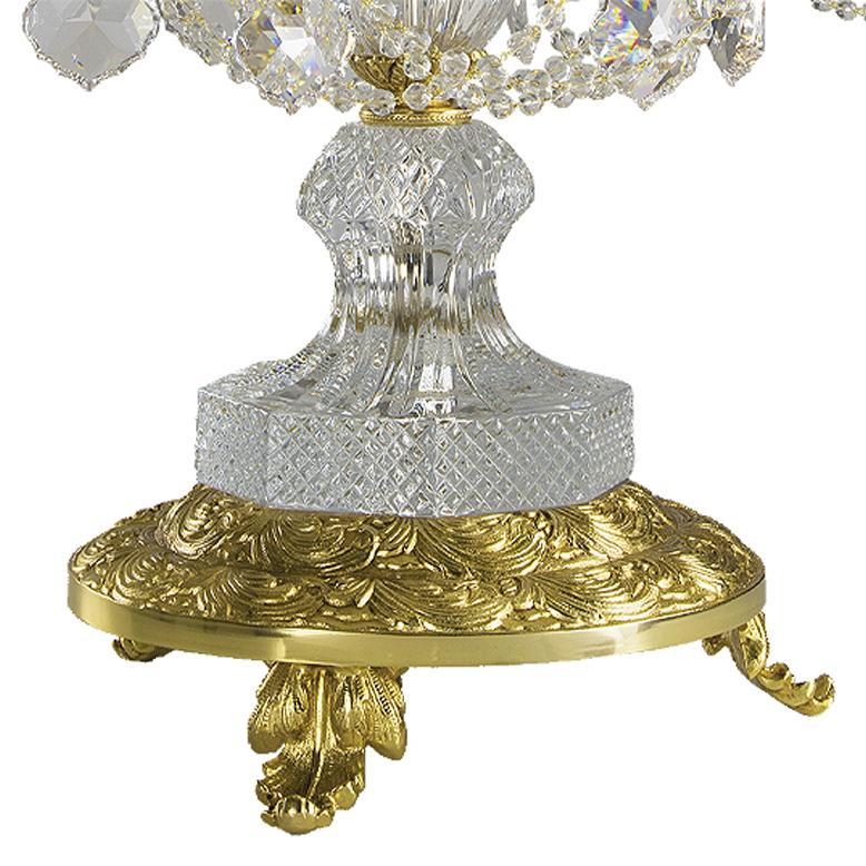 Lampe de table à 10 lumières en cristal clair taillé à la main et en bronze doré. Chaque objet est fabriqué à la main et le soin apporté à chaque détail rend chaque objet unique en son genre.
Le style de cette lampe de table est une réinterprétation