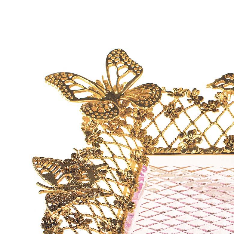 21e siècle  cristal rose taillé à la main  plateau avec cadre en cire perdue bronze doré papillons.
Ce plateau a été sculpté à la main et le cadre a été réalisé à la main.  est en bronze doré à la cire perdue. Chaque objet est fabriqué à la main et