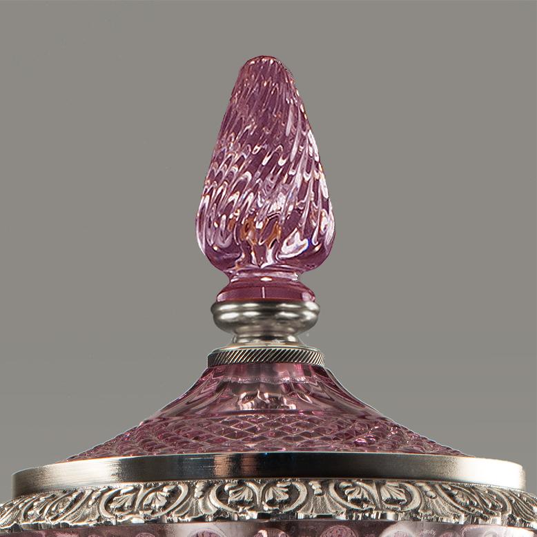 Potiche du 21e siècle en cristal rose et bronze argenté, sculptée à la main. Ce potiche est finement ciselé en fonte à la cire perdue et en verre pilé à la main. Sur demande, le client peut modifier la couleur du cristal : clair, ambre, améthyste