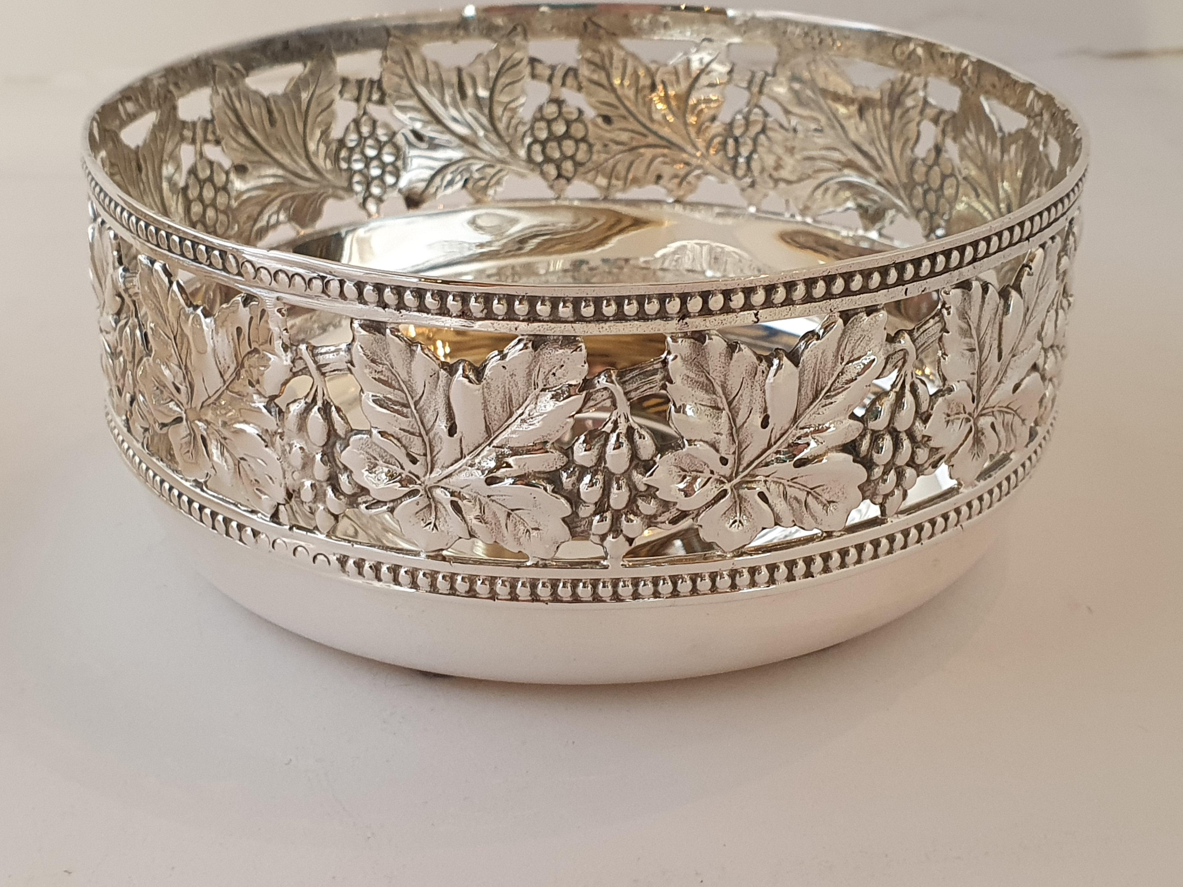 This gorgeus couple of wine coaster handmade with grapes and leaves motif.
It was made by Messulam Argenti drawing inspiration from English Regency silver.
Messulam, founded in Milan in 1882, was until its closure in 2019 one of the greatest