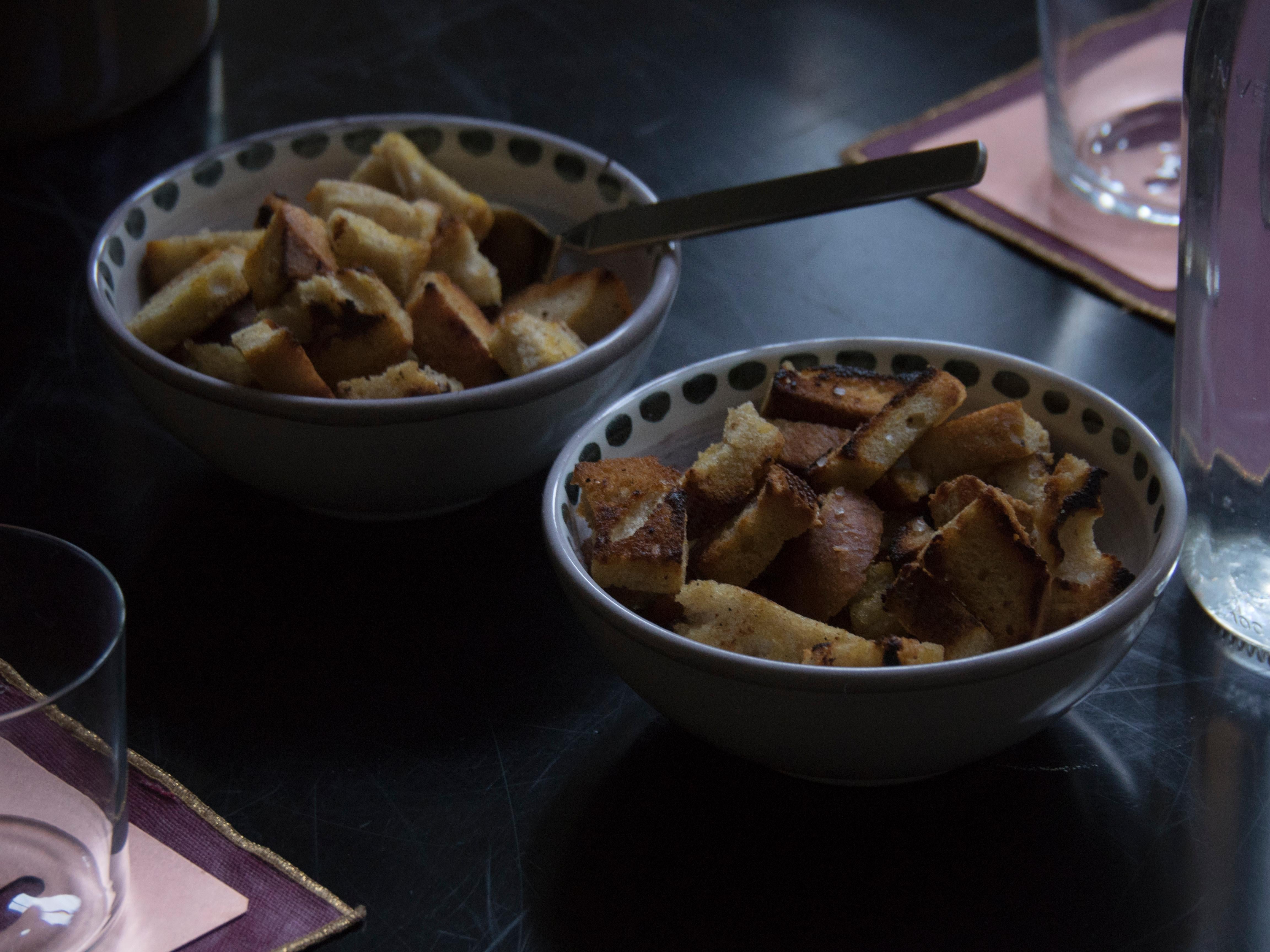 Große Salatschale und handbemalte Keramik des 21. Jahrhunderts  Schalen, hergestellt in Italien (Handbemalt) im Angebot