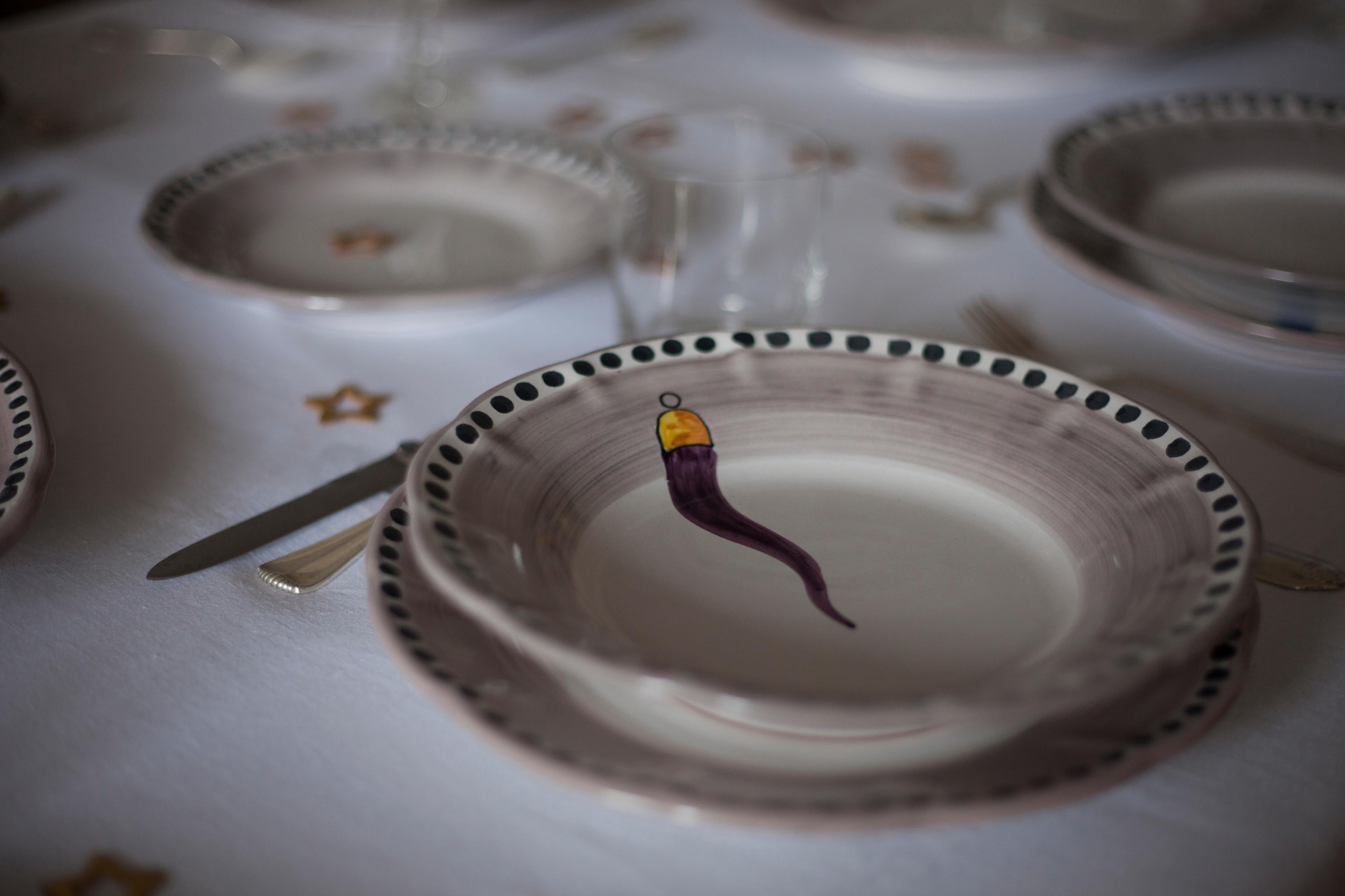 XXIe siècle et contemporain 18 assiettes en céramique peintes à la main du 21e siècle en violet et blanc, fabriquées en Italie  en vente