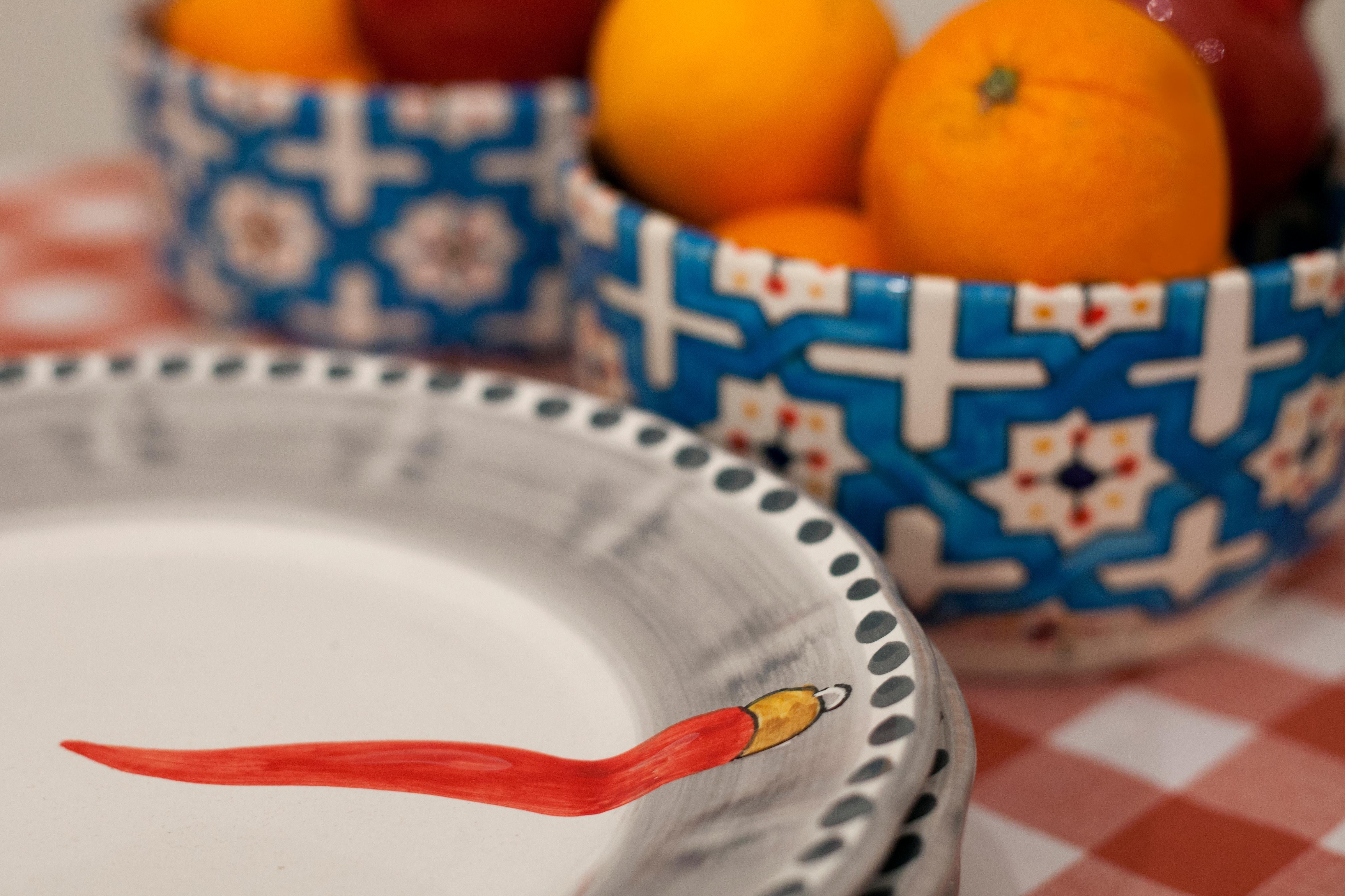 Assiettes en céramique du 21e siècle en rouge-blanc, fabriquées à la main en Italie Horn good Lucky Neuf - En vente à Milan, IT