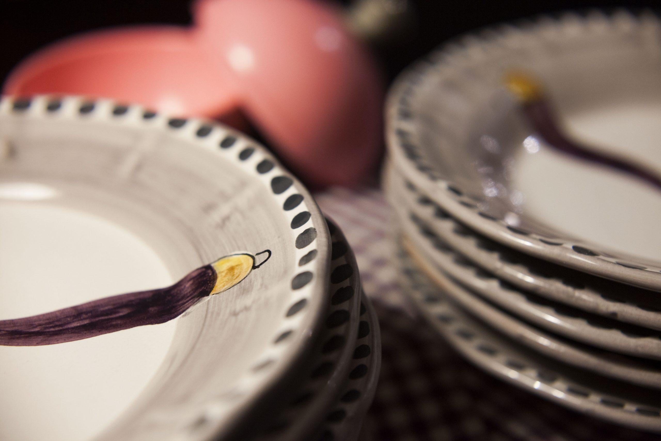 Peint à la main Assiette à dîner du 21e siècle peinte à la main en violet et blanc, fabriquée en Italie en vente
