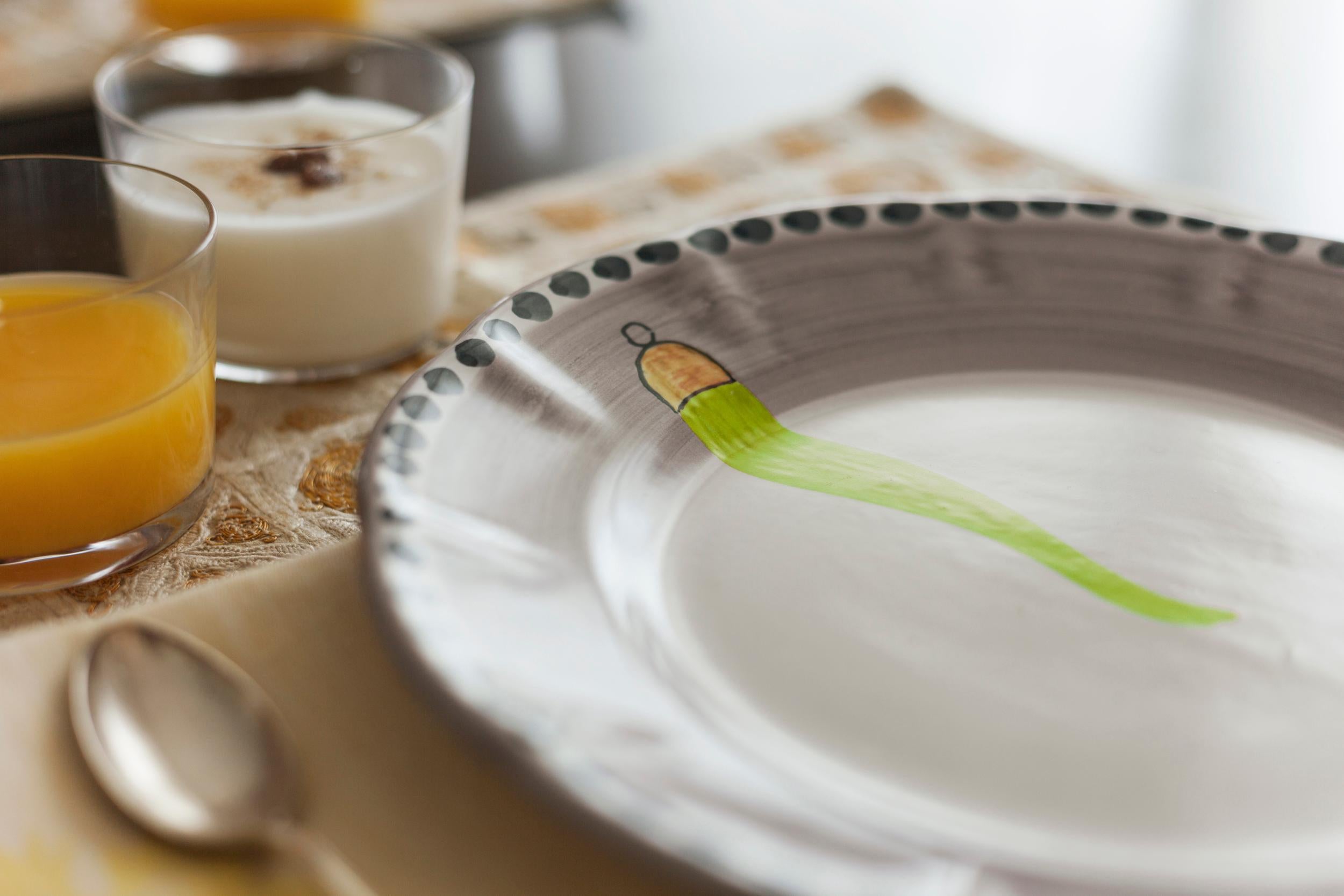 Peint à la main Assiettes à dîner en céramique peintes à la main du 21e siècle en vert et blanc, fabriquées en Italie en vente