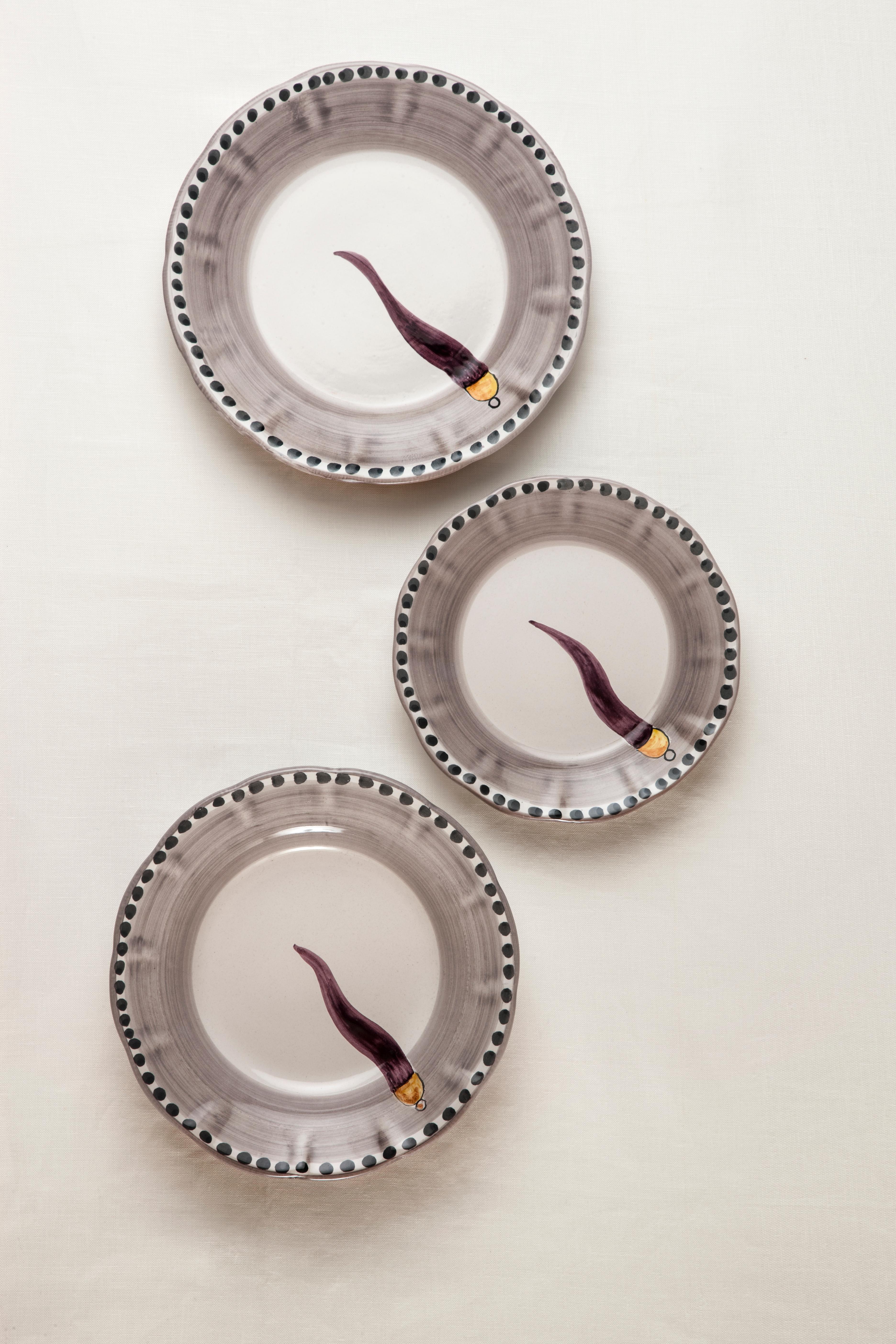XXIe siècle et contemporain Assiette latérale en céramique Vietri du 21e siècle en blanc violet, fabriquée à la main en Italie en vente