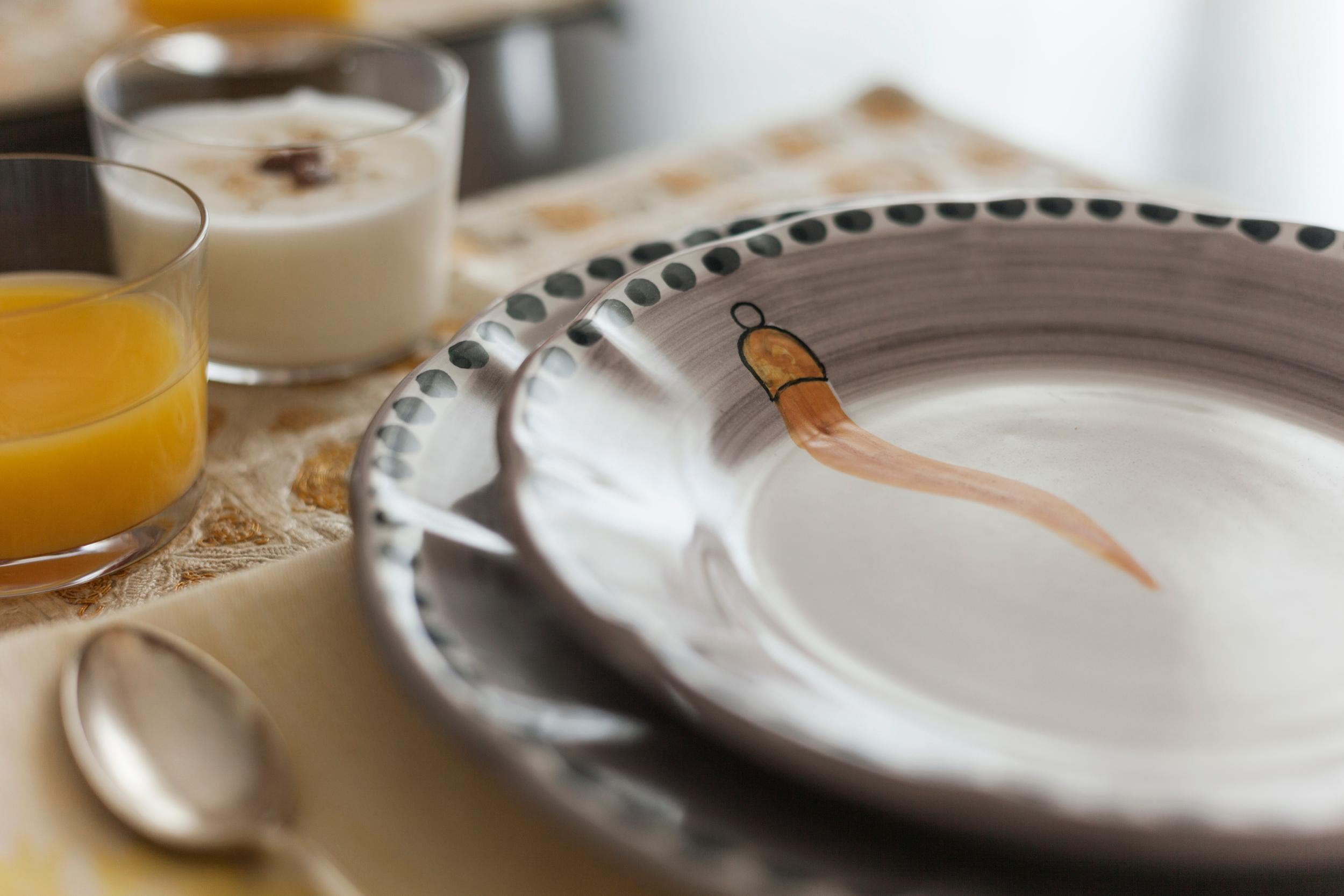 XXIe siècle et contemporain Assiette à soupe 6 en céramique peinte à la main du 21e siècle en orange et blanc, faite à la main en vente
