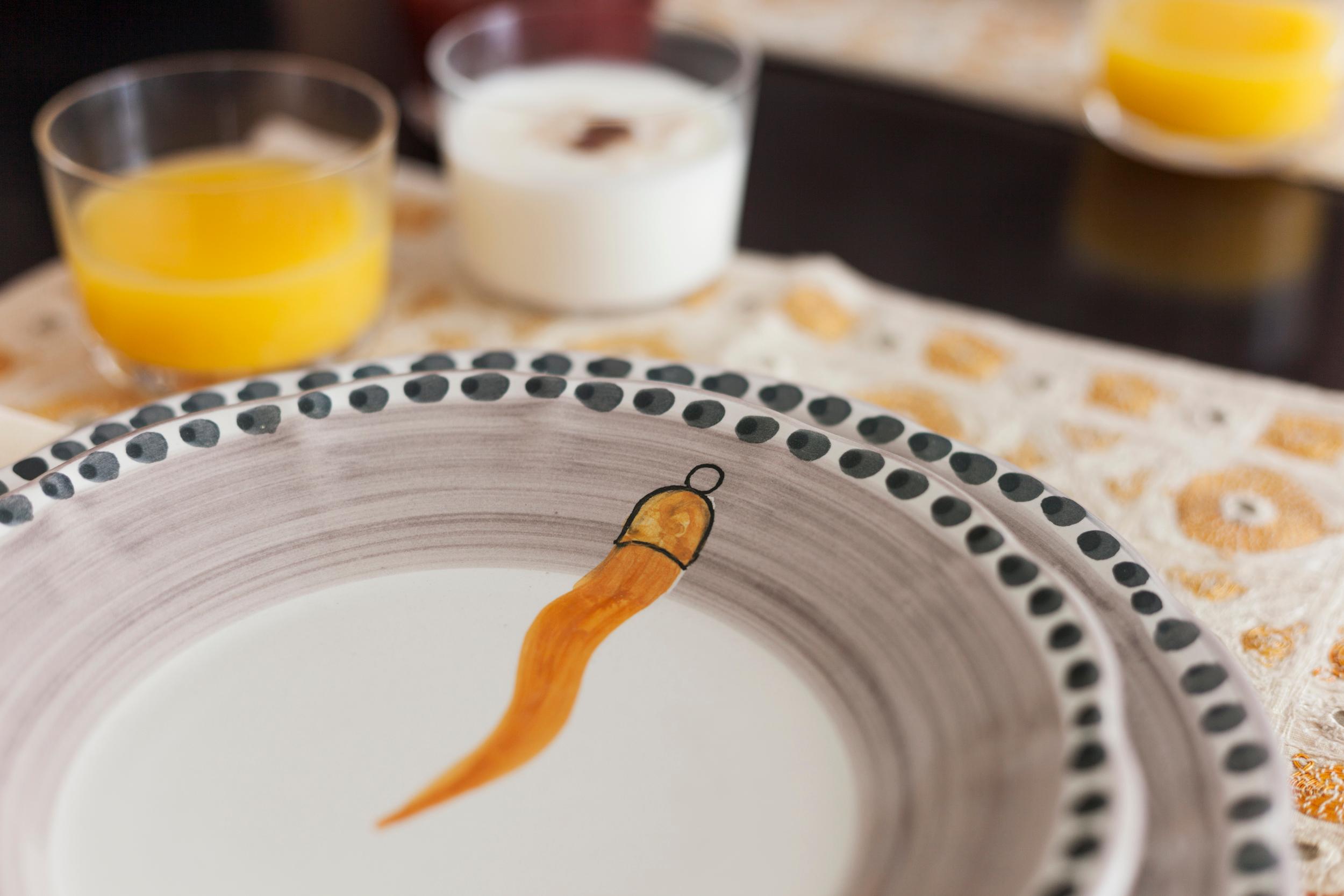 Céramique Assiette à soupe 6 en céramique peinte à la main du 21e siècle en orange et blanc, faite à la main en vente