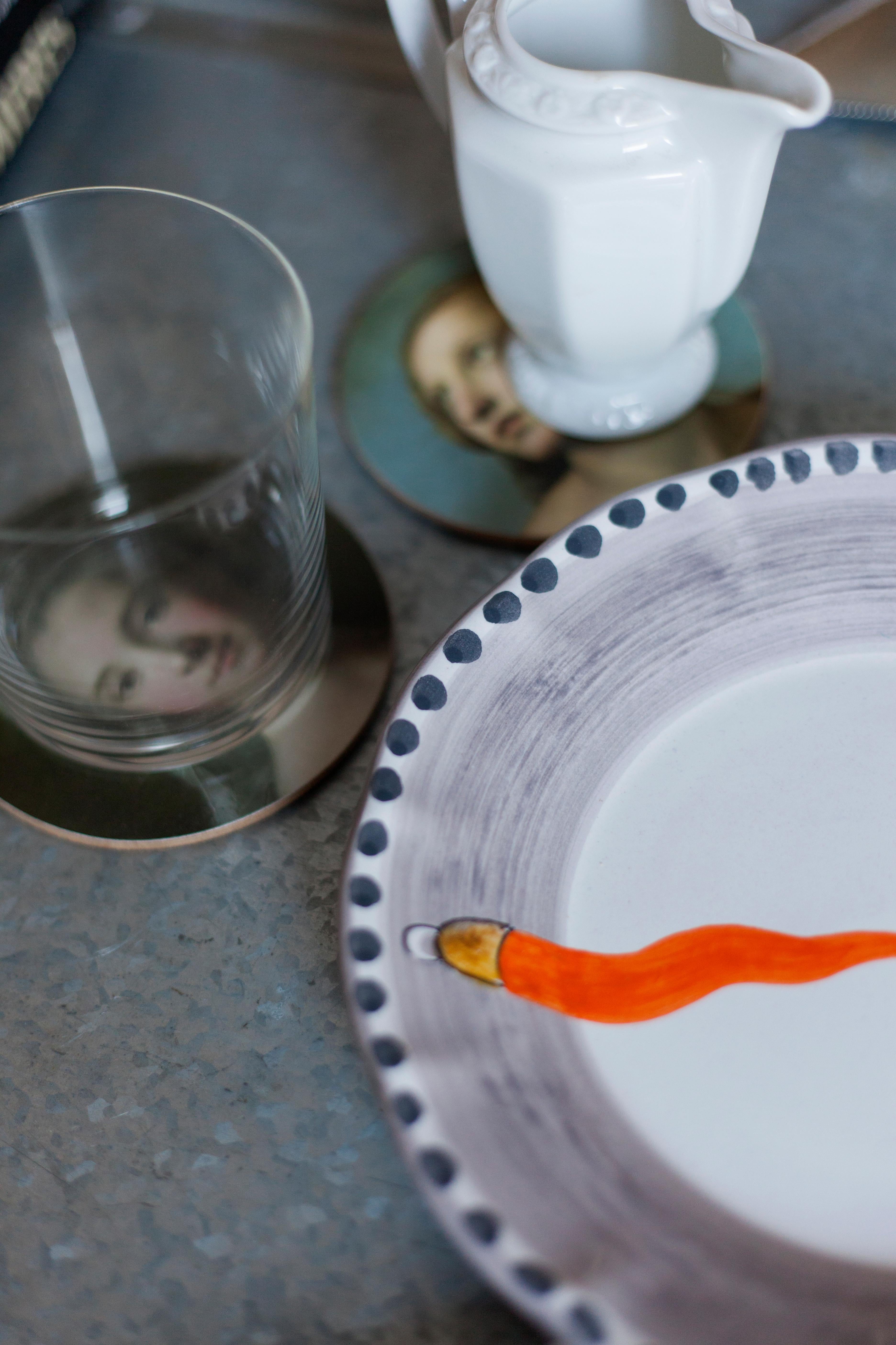 Peint à la main Assiette à dîner en céramique peinte à la main du 21e siècle en orange et blanc, faite à la main en vente