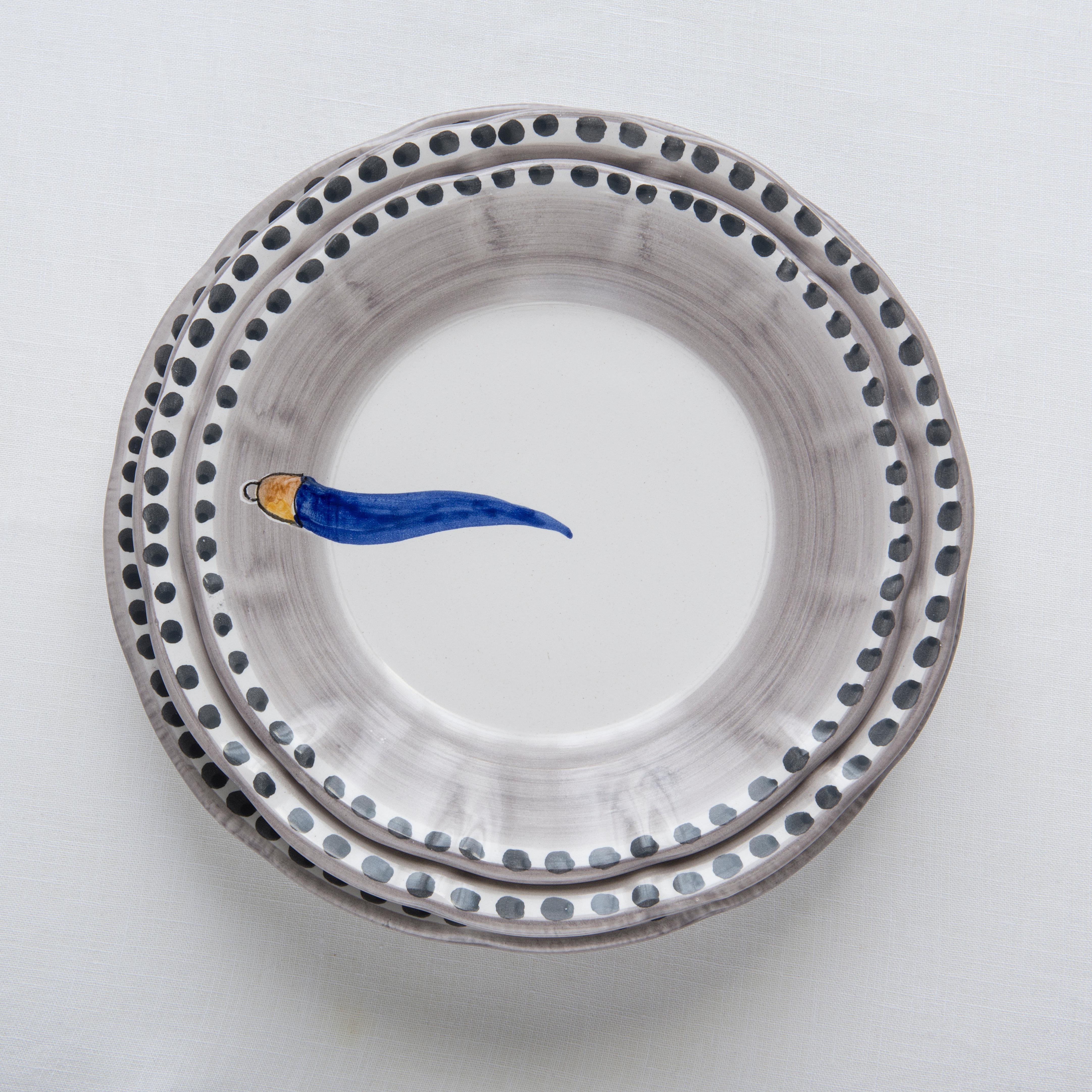 XXIe siècle et contemporain Assiette latrale en cramique peinte  la main du 21e sicle en bleu et blanc, faite  la main en vente
