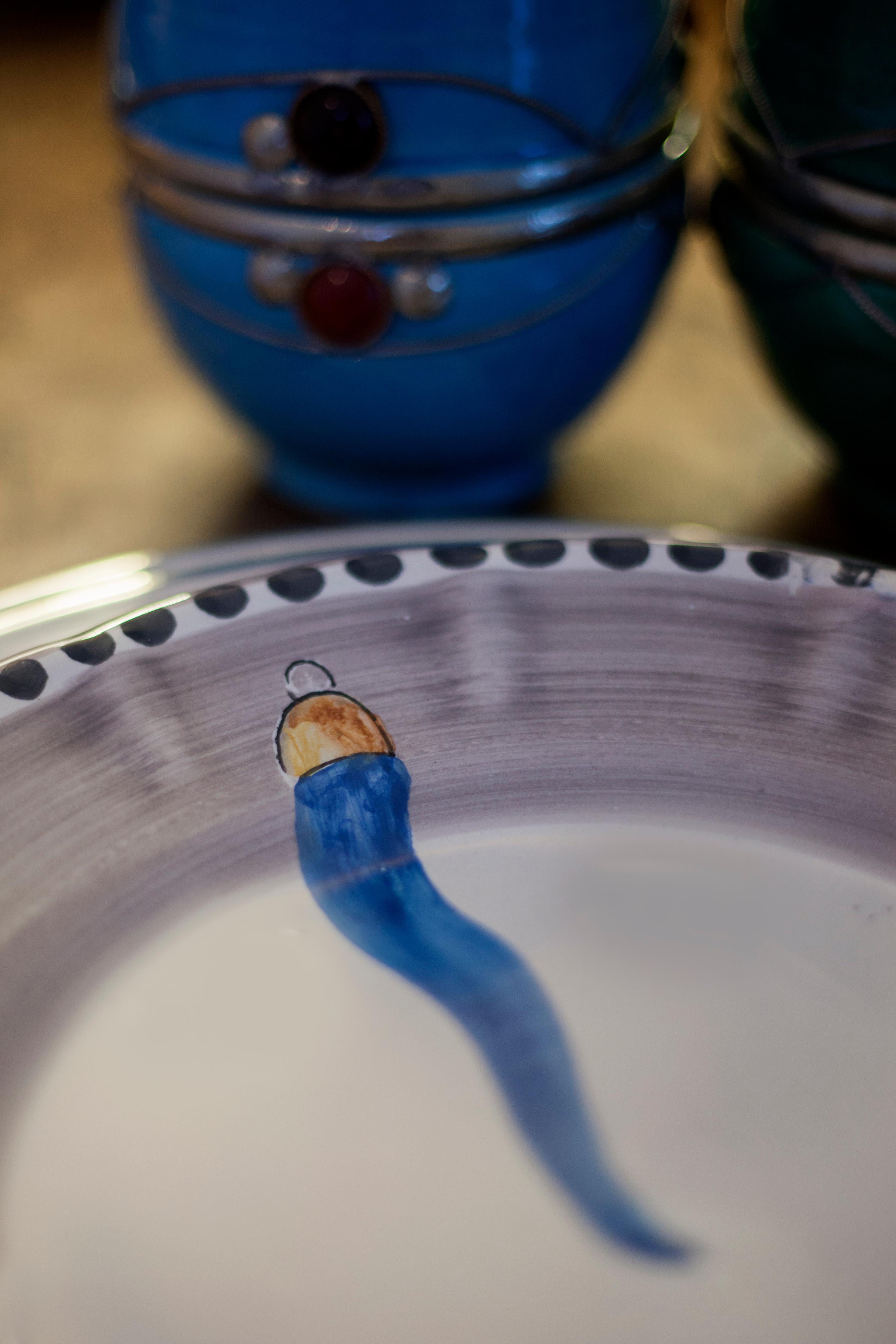 italien Assiette latrale en cramique peinte  la main du 21e sicle en bleu clair et blanc, faite  la main en vente
