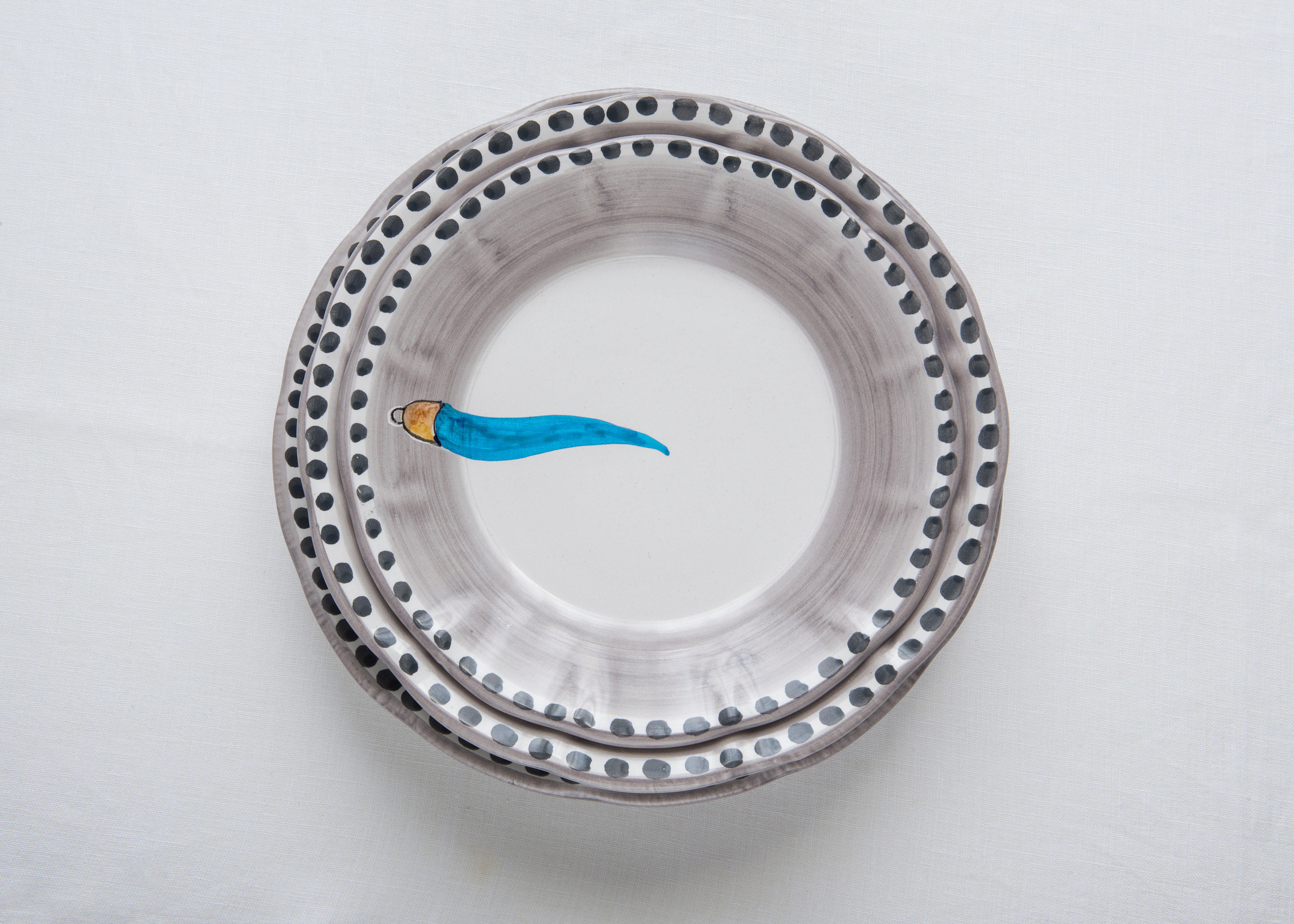 XXIe siècle et contemporain Assiette latrale en cramique peinte  la main du 21e sicle en bleu clair et blanc, faite  la main en vente