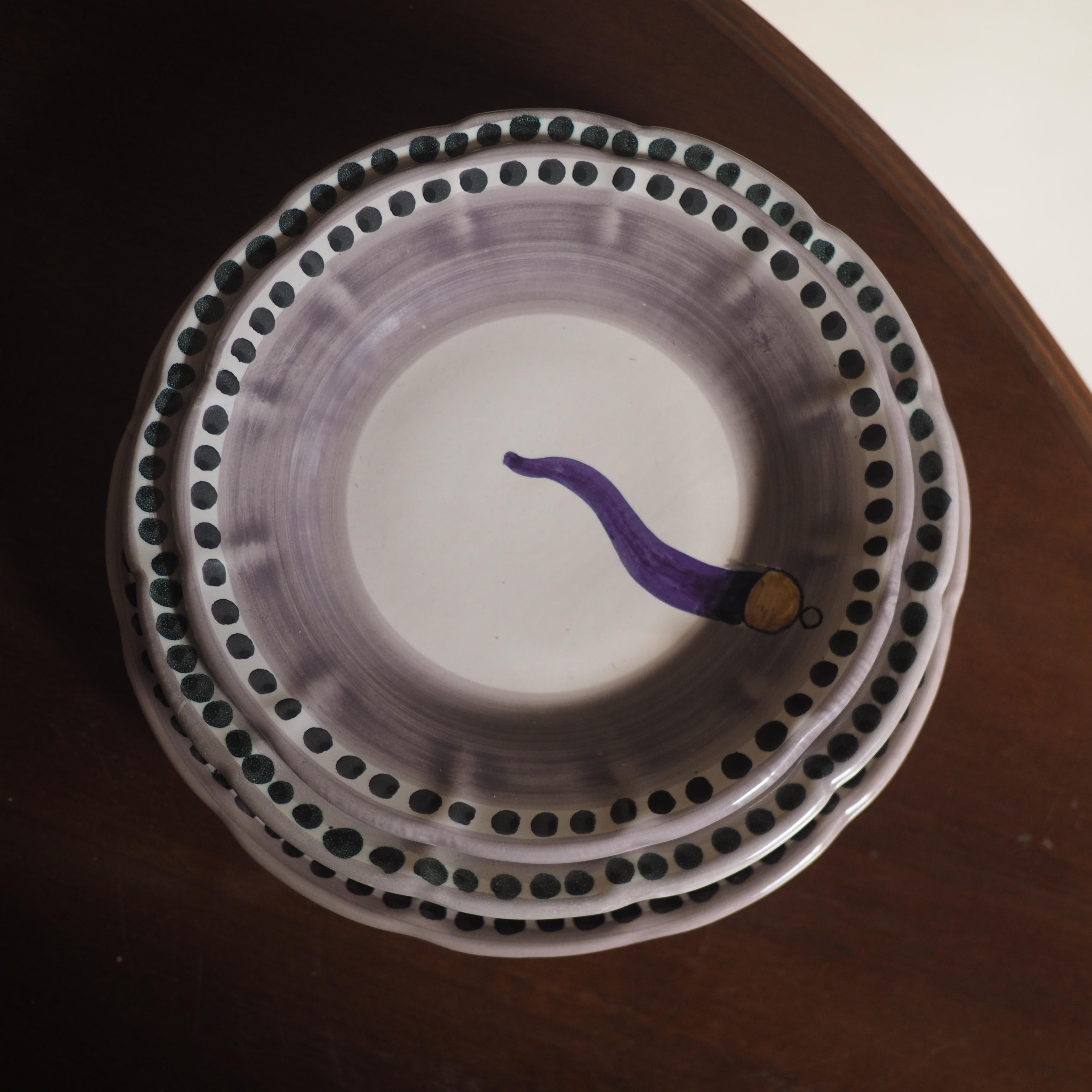Collection Vietri, O'Curniciello, assiettes en céramique, créées à la suite d'un processus de production long et complexe. La première phase consiste à façonner l'argile sur la roue, à partir de laquelle la forme et la structure sont données. Suivi
