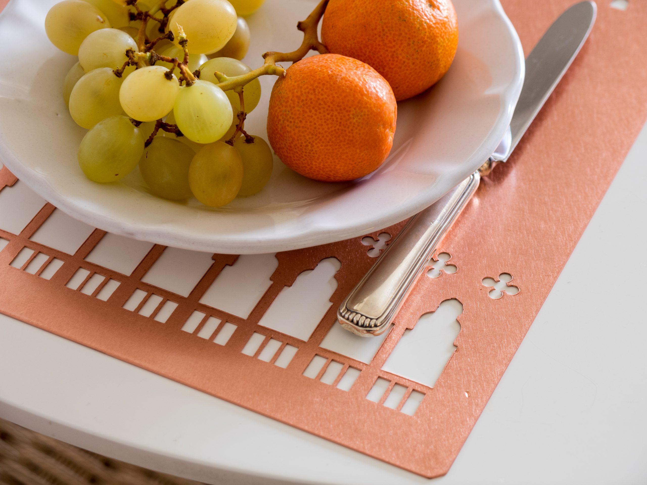 italien Assiette latérale en céramique blanche du 21e siècle, faite à la main en vente