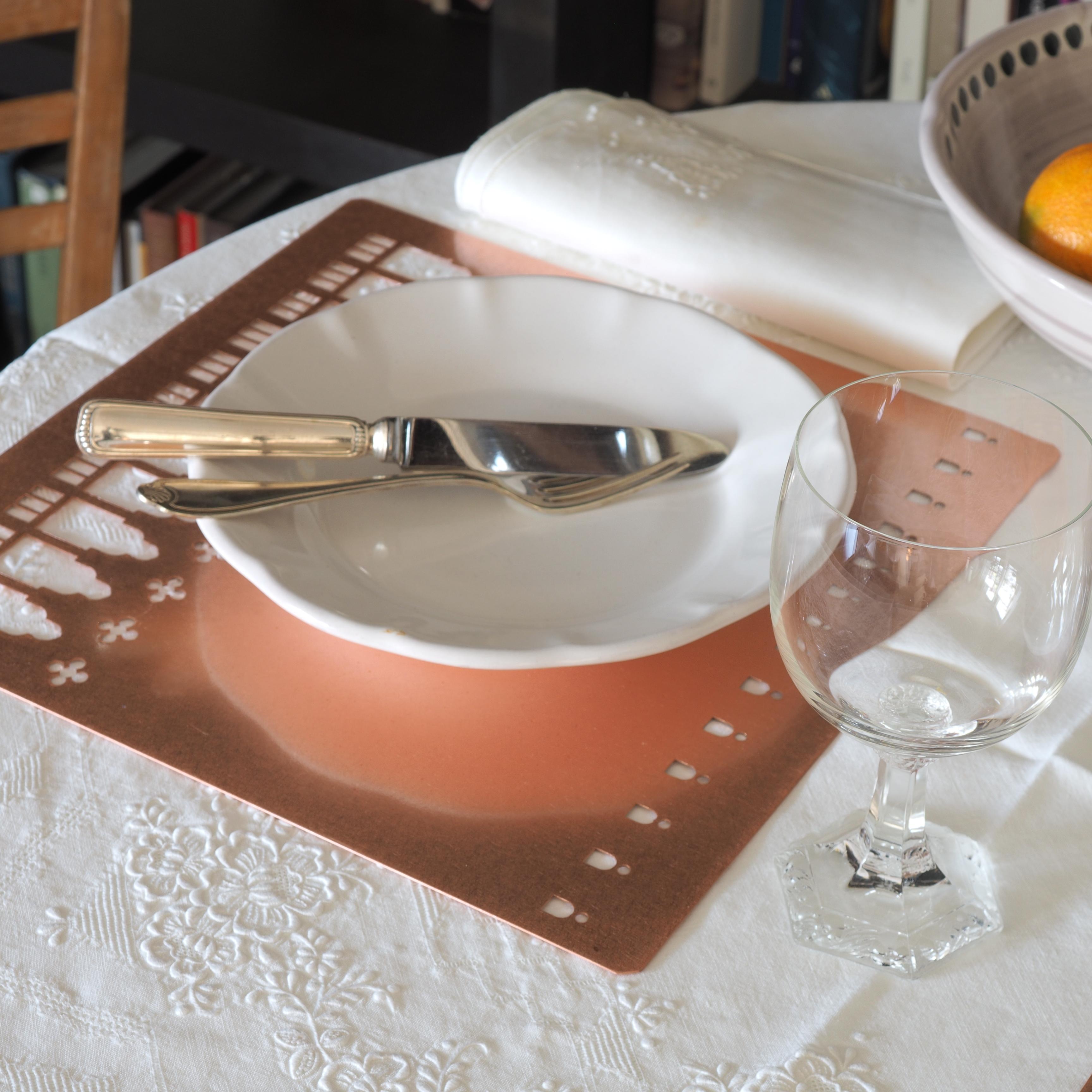 Fait main Assiette latérale en céramique blanche du 21e siècle, faite à la main en vente