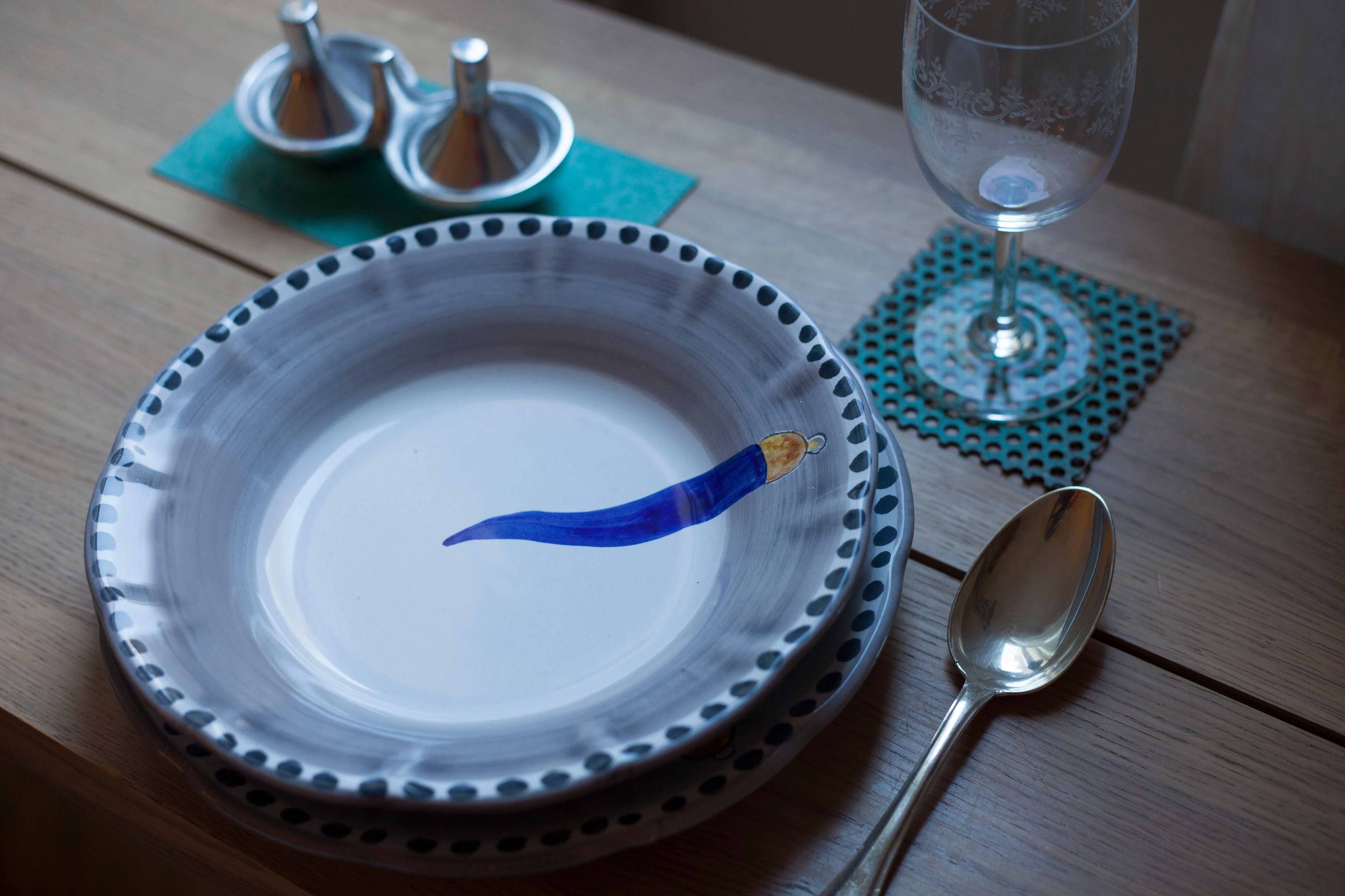 XXIe siècle et contemporain Assiette à soupe en céramique peinte à la main du 21e siècle en bleu et blanc, faite à la main en vente