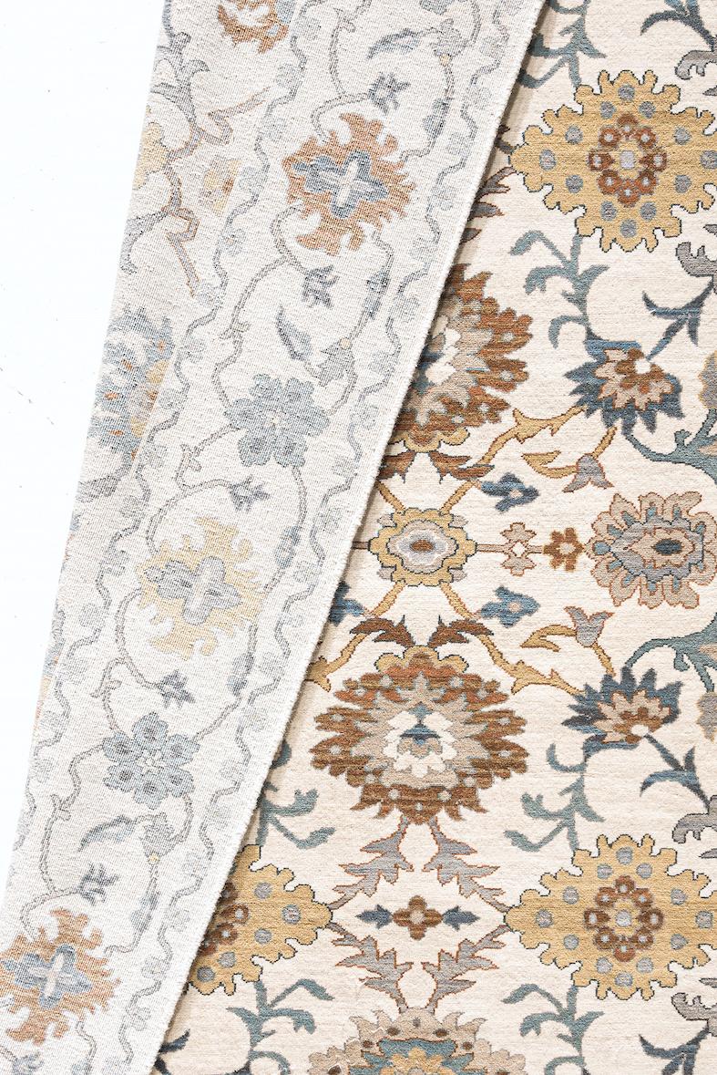 Über den Teppich:
Dieser vom 19. Jahrhundert inspirierte florale Ziegler ist aufgrund seiner Handarbeit ein einzigartiger Teppich. Es wird von ägyptischen Kunsthandwerkern aus handgefärbter 100% ägyptischer Wolle handgewebt. Der Teppich hat die