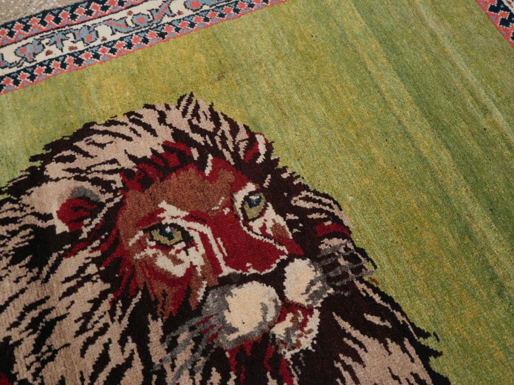 Handgefertigter persischer Gabbeh-Teppich mit malerischem Löwenakzent aus dem 21. Jahrhundert (Persisch) im Angebot