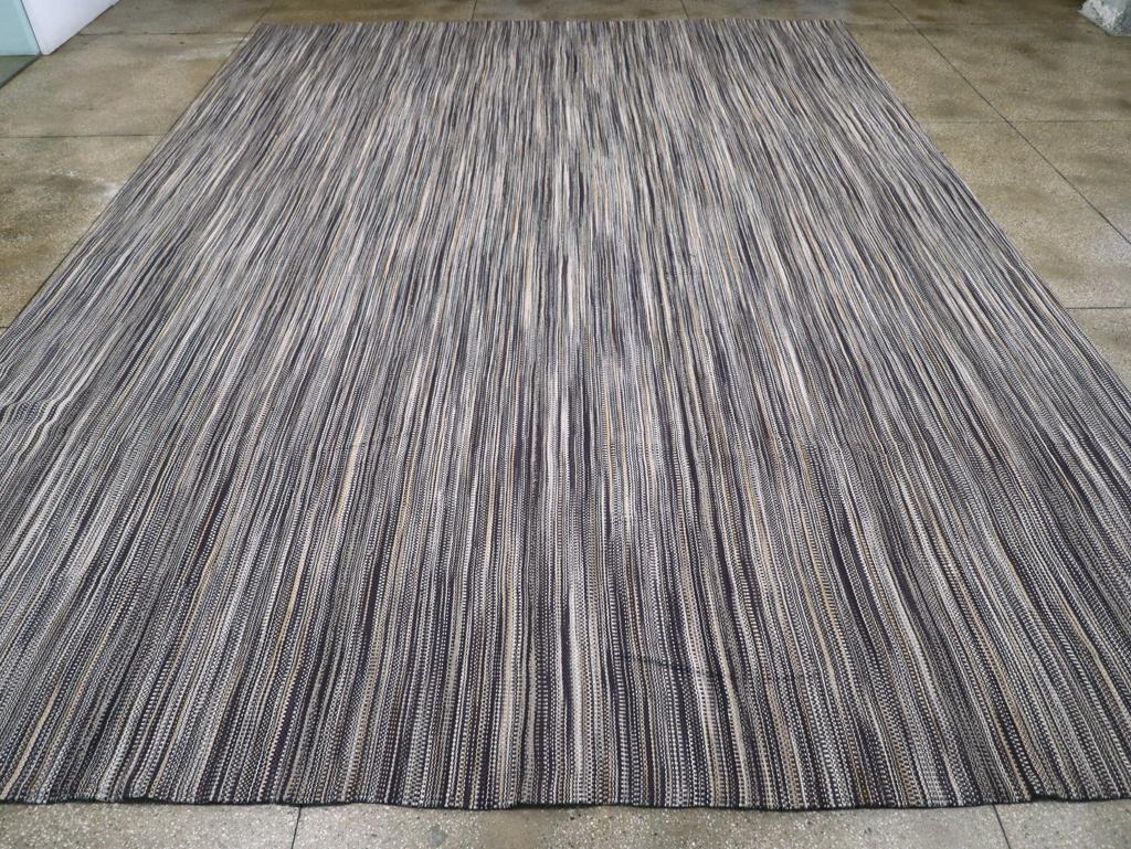 A modern Turkish Flatweave large carpet handmade during the 21st century.

Measures: 12' 6