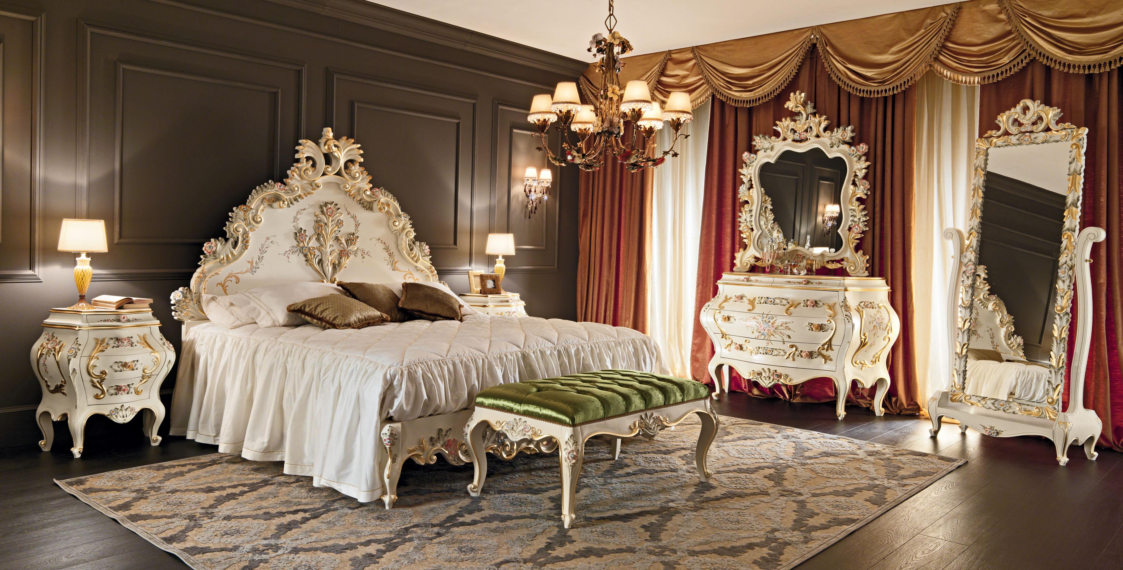 Cette surprenante banquette de lit baroque sculptée de Modenese Luxury Interiors, producteur italien de meubles proche de Venise, est une pièce classique mais actuelle pour un décor de luxe, à placer de préférence dans les chambres à coucher, les