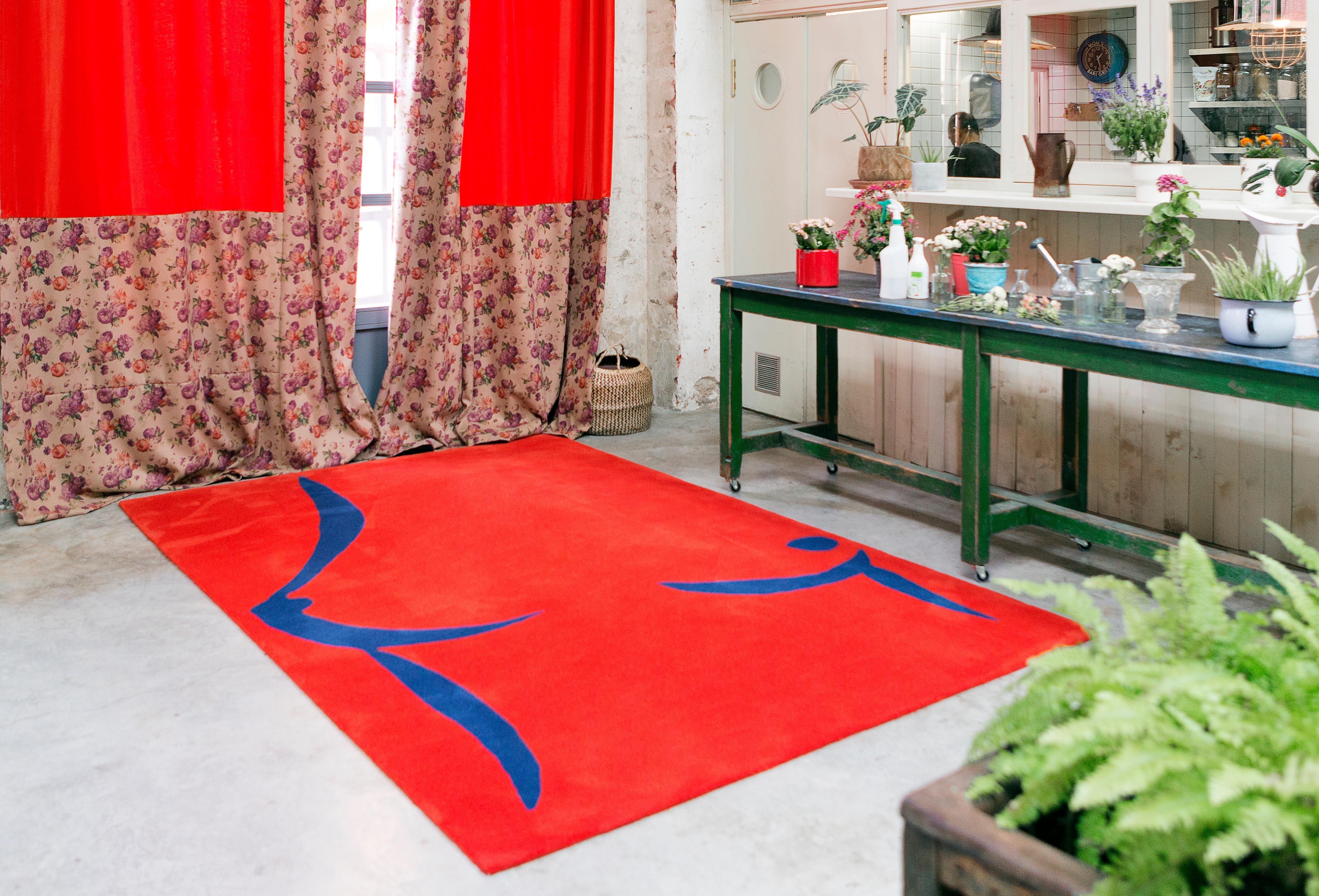 Hand-Crafted Modern Handtufted Wool Rug Carpet made in Spain Red and Blue Bust by Coco Davez For Sale