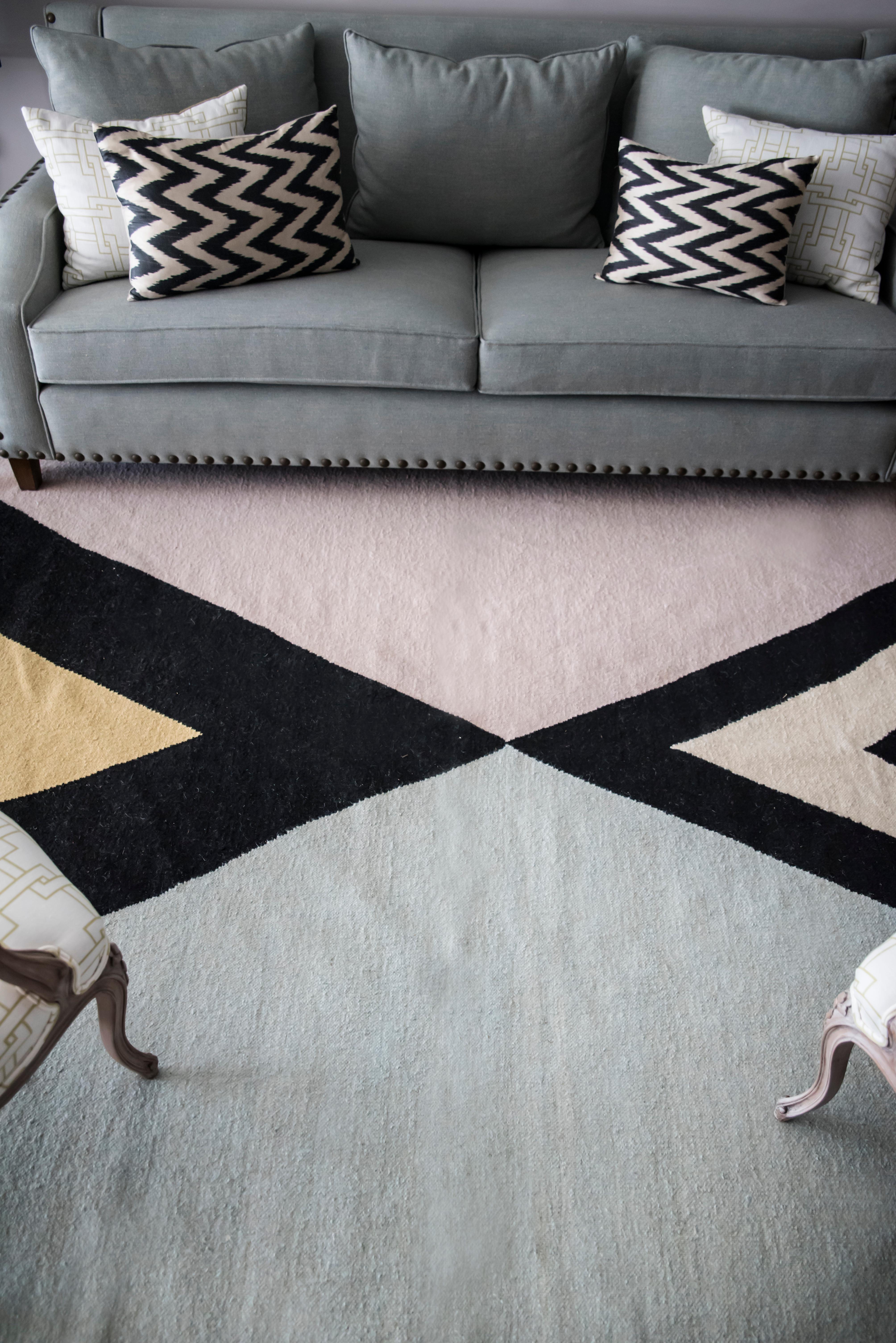 Moderner handgewebter Flachgewebe-Kelim-Teppich aus Wolle in Schwarz, Gold, Lila und Blau, geometrisch (Handgewebt) im Angebot