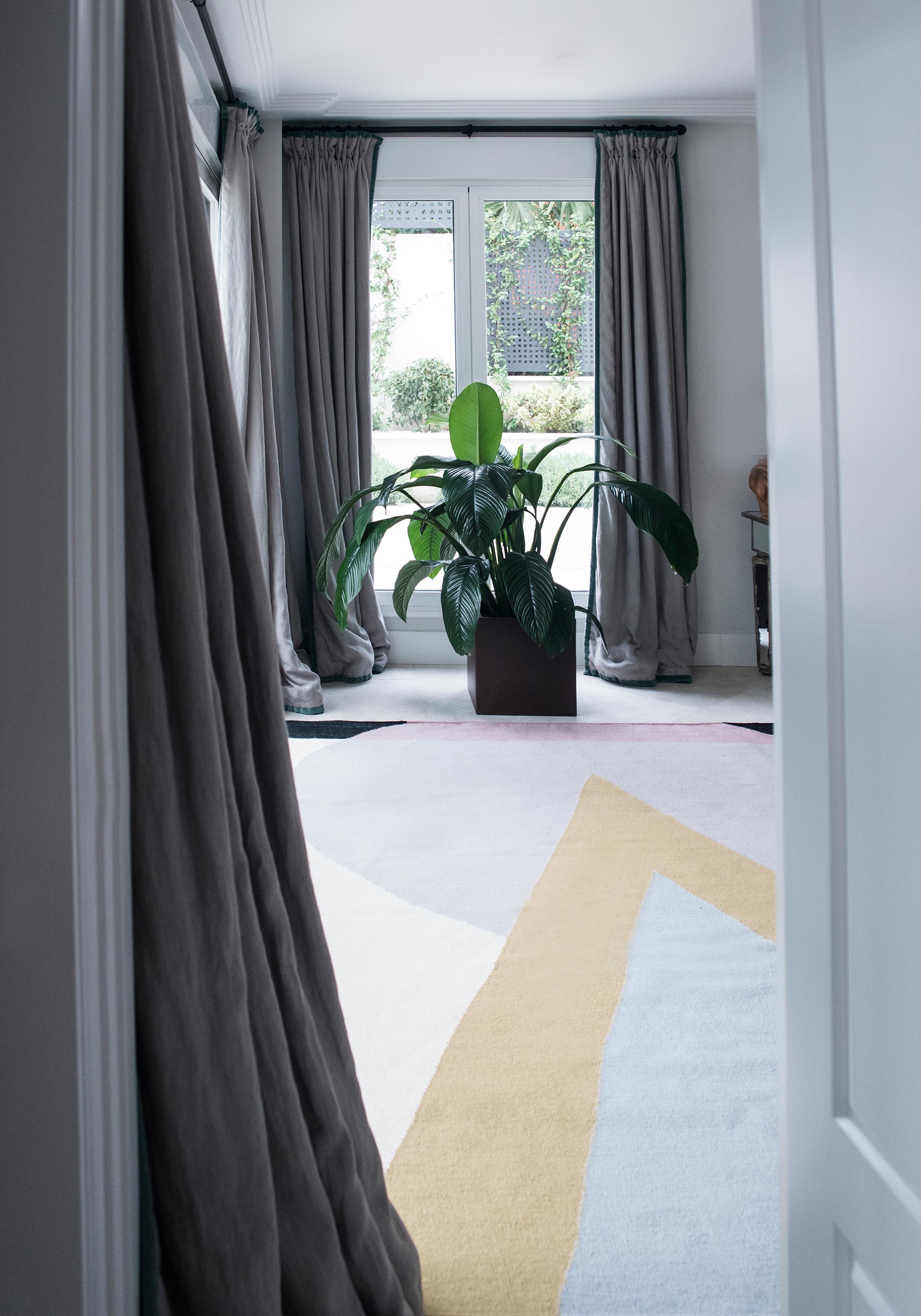 Moderner handgewebter Flachgewebe-Kelim-Teppich aus Wolle in Schwarz, Gold, Lila und Blau  im Zustand „Neu“ im Angebot in Madrid, ES