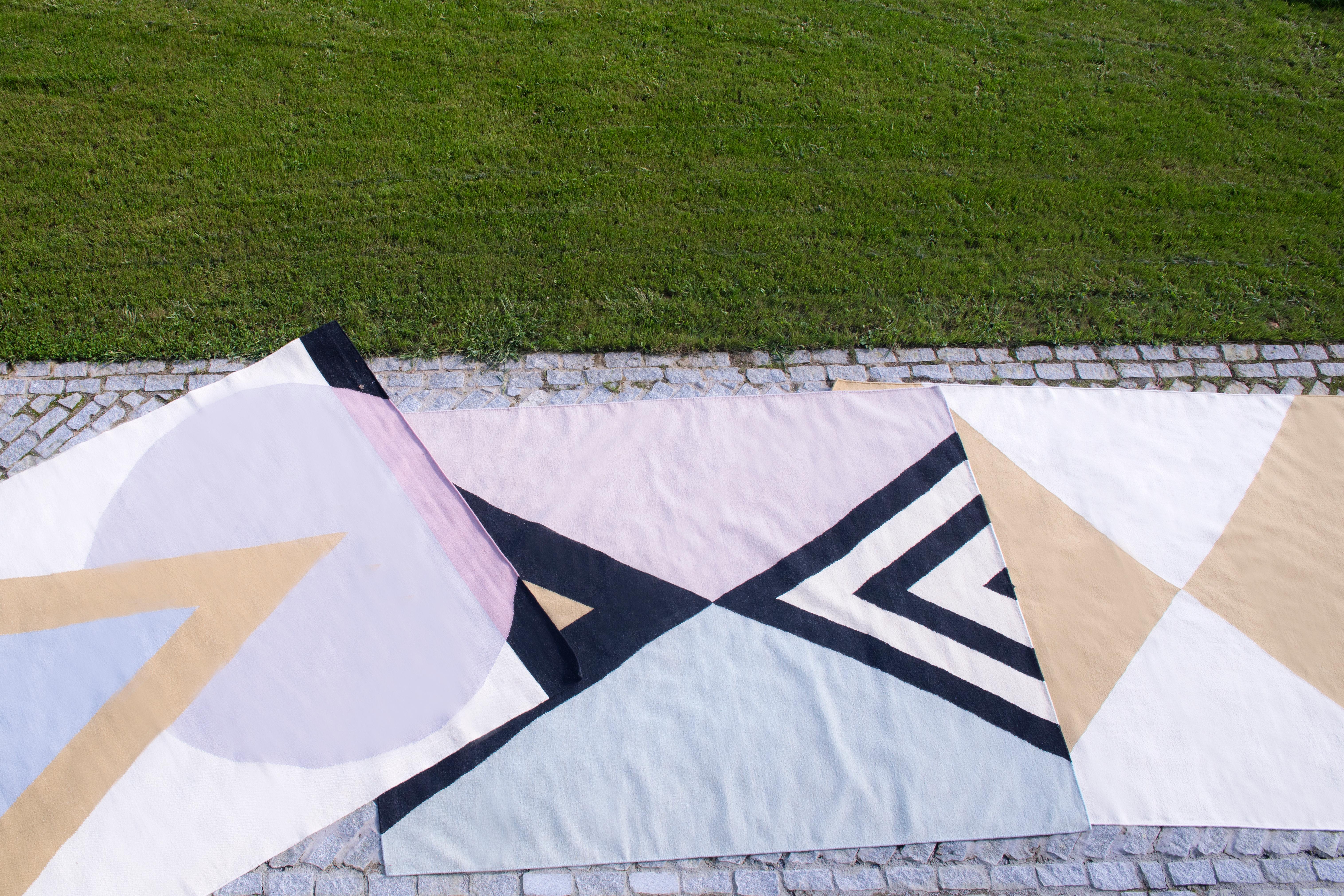 Moderner handgewebter Flachgewebe-Kelim-Teppich aus Wolle in Schwarz, Gold, Lila und Blau, geometrisch im Zustand „Neu“ im Angebot in Madrid, ES