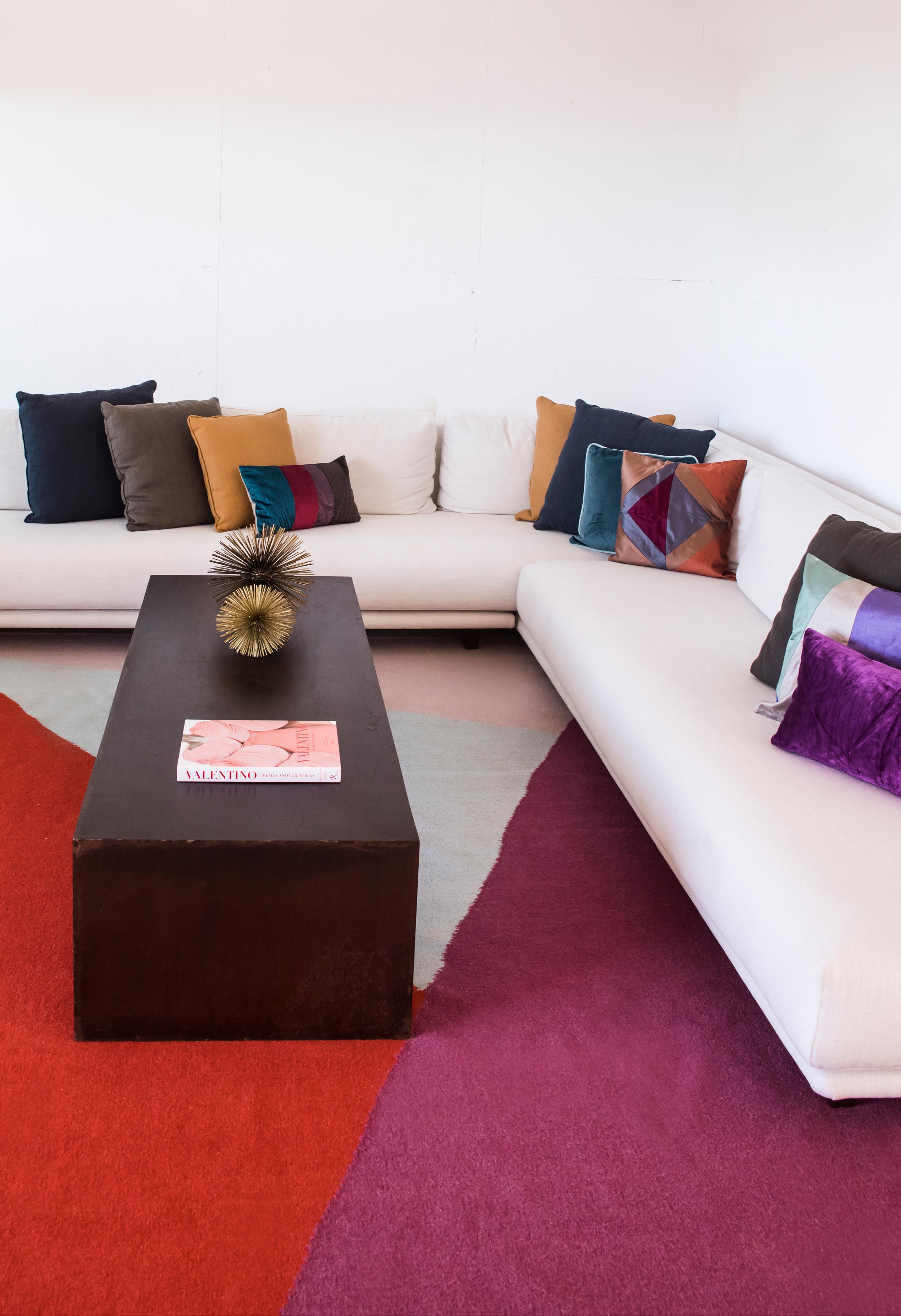 Moderner handgewebter Flachgewebe-Kelim-Teppich aus Wolle in Rot, Rosa, Lila und Hellblau, geometrisch (Indisch) im Angebot