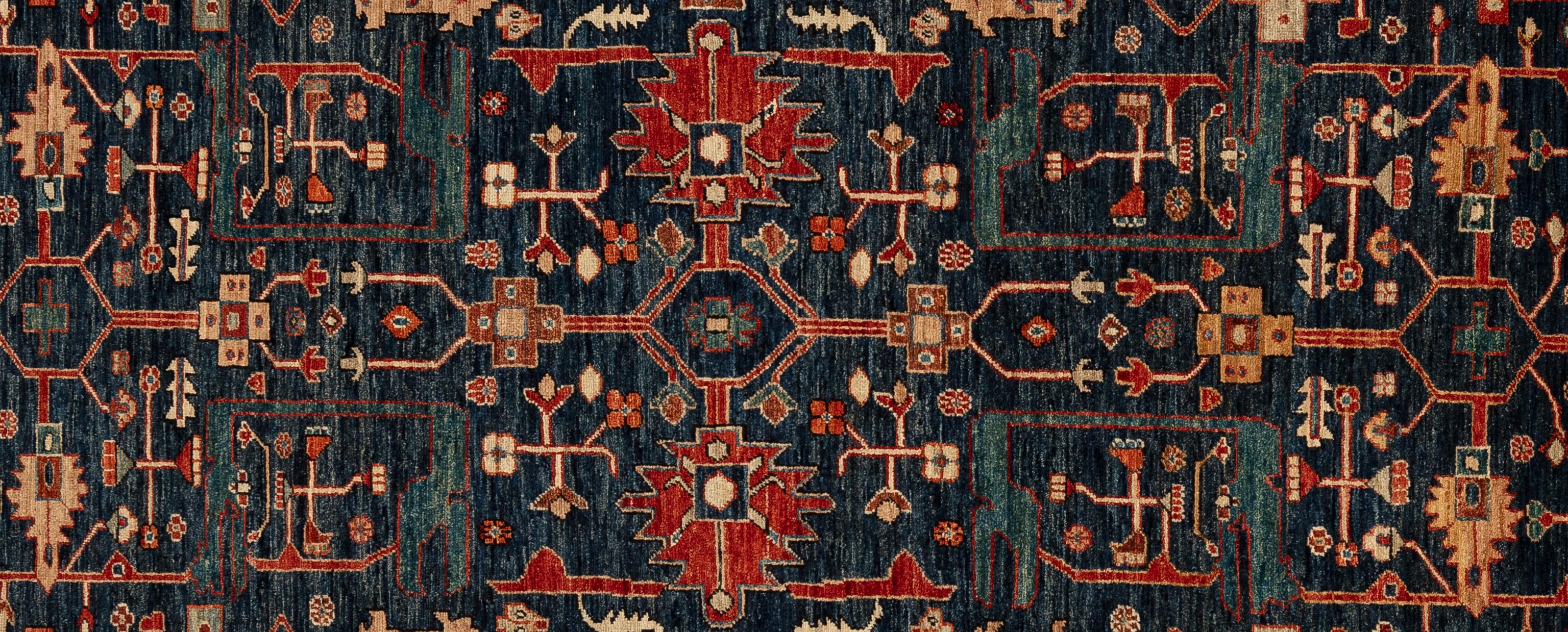 Dieses von Meisterwebern handgewebte Heriz aus 100 % Wolle zeigt ein geometrisches Muster auf einem persisch-blauen Feld mit roter Bordüre.
 
Größe - 8'5