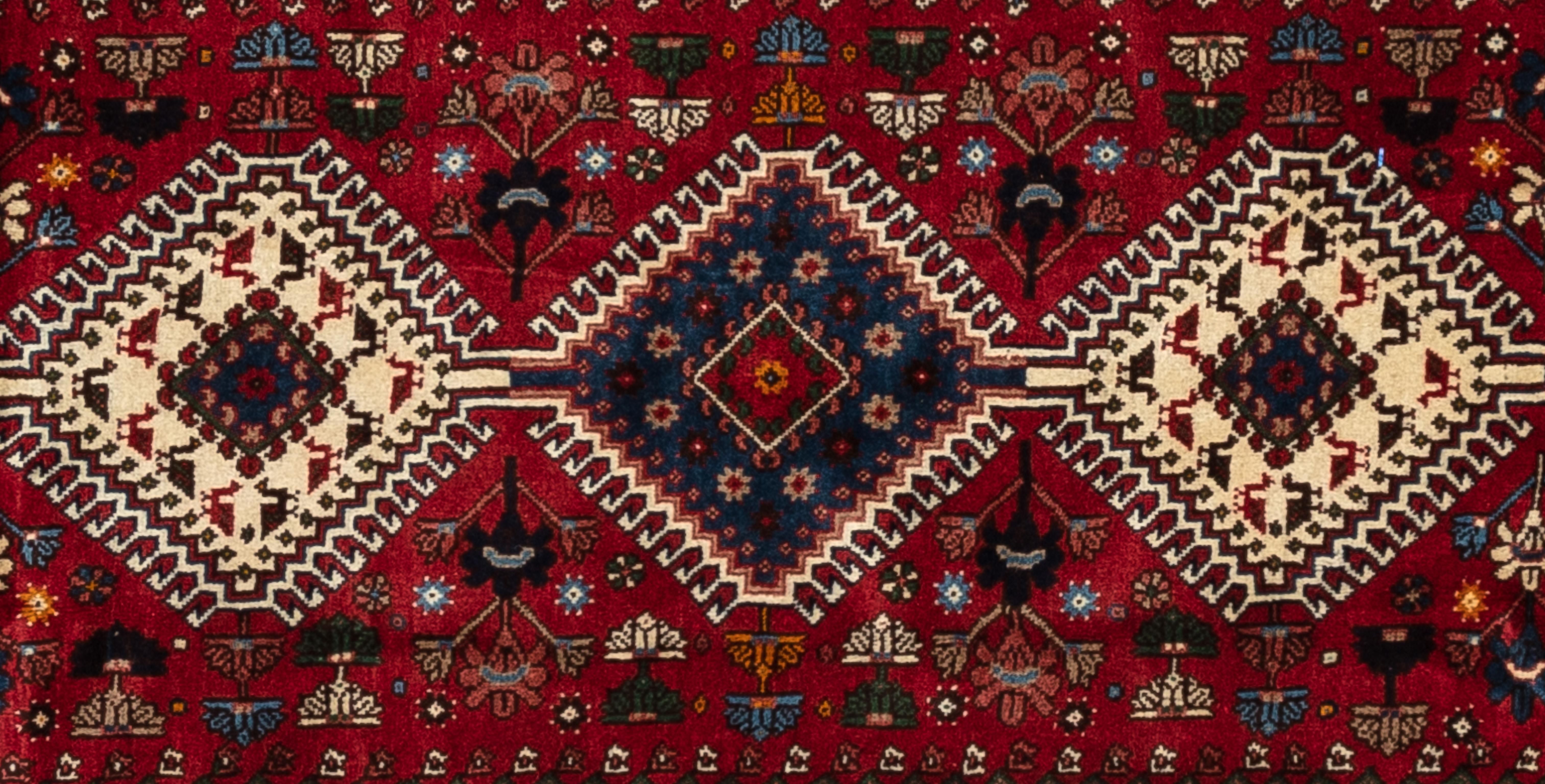 Concediti un'eleganza senza tempo con questo splendido tappeto Heriz. Realizzato a mano con motivi intricati e tonalità vivaci, emana calore e raffinatezza. Tessuta a mano da maestri tessitori e realizzata al 100% in lana, la sua consistenza felpata