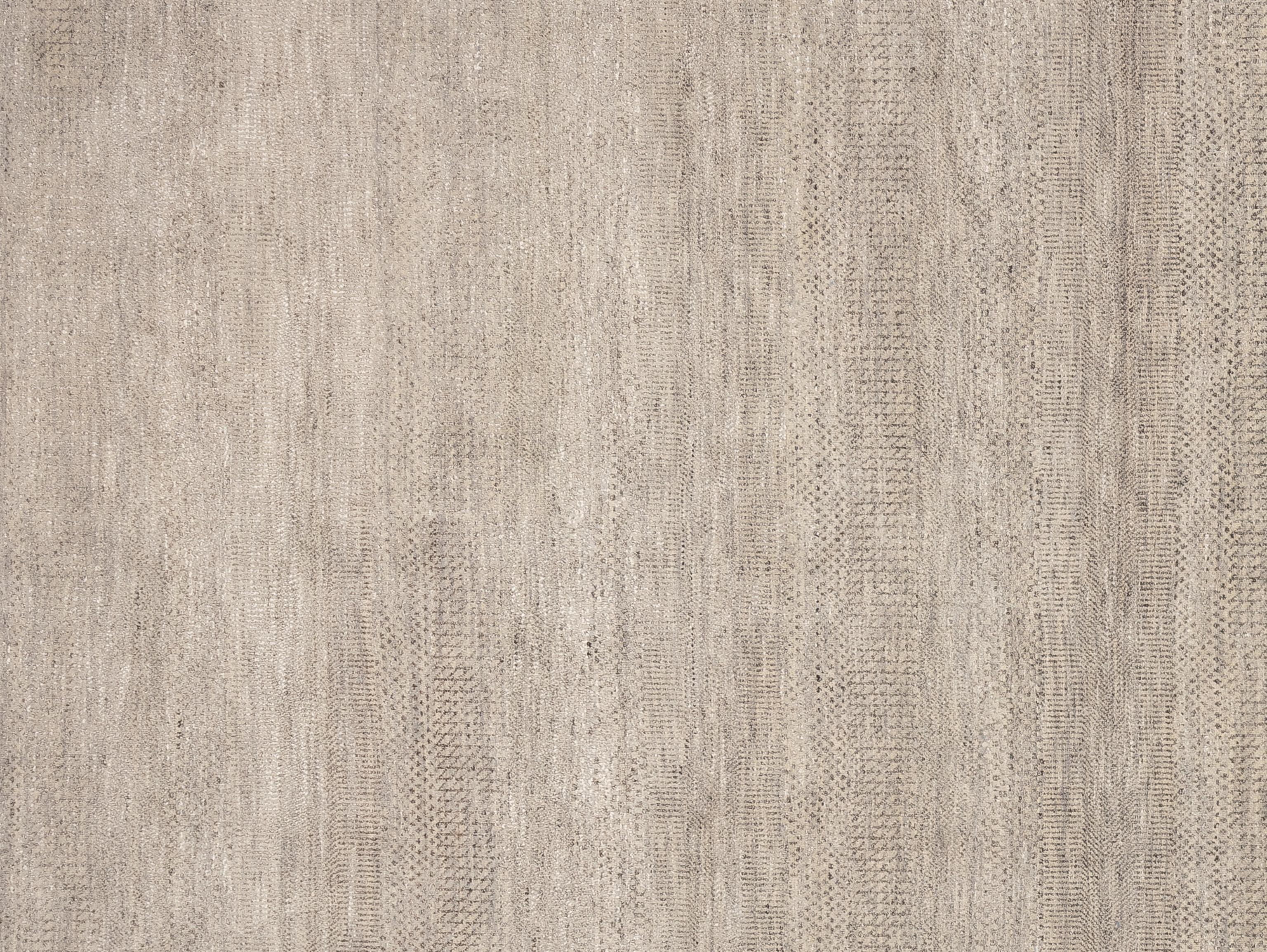 Dieser schöne, neutrale Teppich im Fischgrätmuster weist eine subtile Ton-in-Ton-Farbpalette auf, die ihn zu einer perfekten Ergänzung für jeden Raum von traditionell bis modern macht. Hergestellt aus 100% Wolle, wunderschön handgewebt von Pakistans