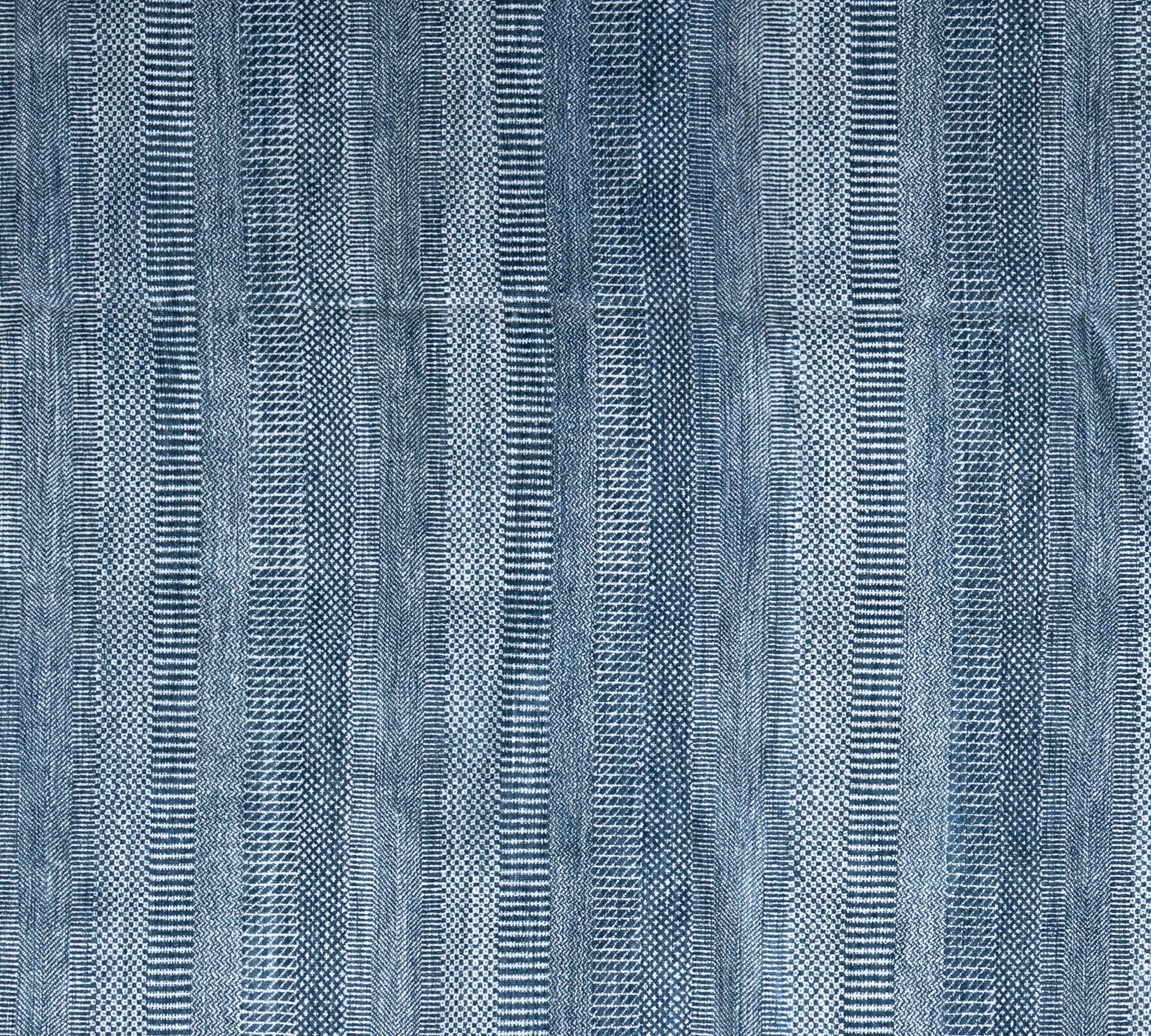 Dieser Teppich im Fischgrätmuster weist ein charakteristisches V-förmiges Webmuster auf, das an die Gräten eines Herings erinnert, daher der Name. Das klassische Design entsteht durch die Anordnung rechteckiger oder parallelogrammförmiger Teile in